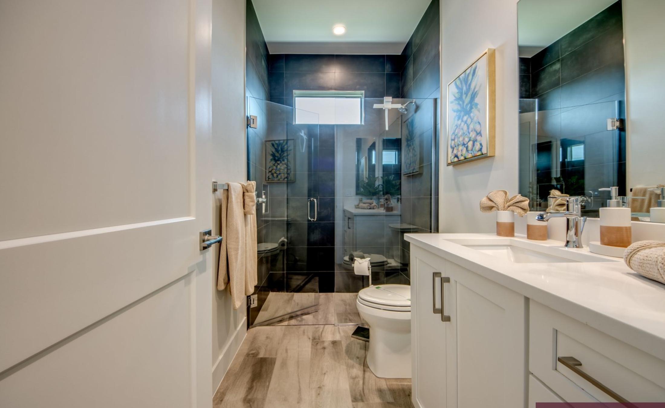 Modernes Ferienhaus am Kanal mit Salzwasserpool, Spa und Bootsdock.