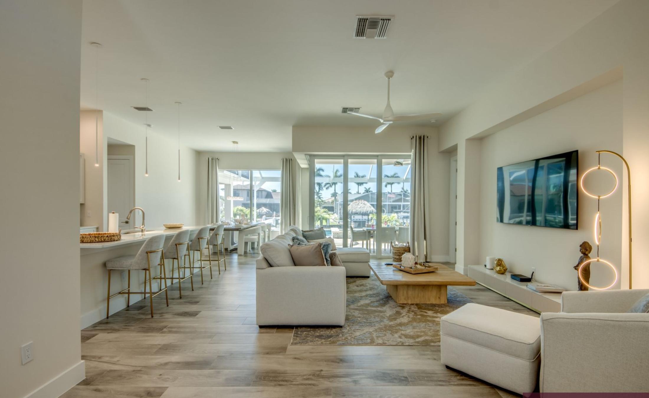 Wohnbereich mit Sofa und Blick auf den Kanal.