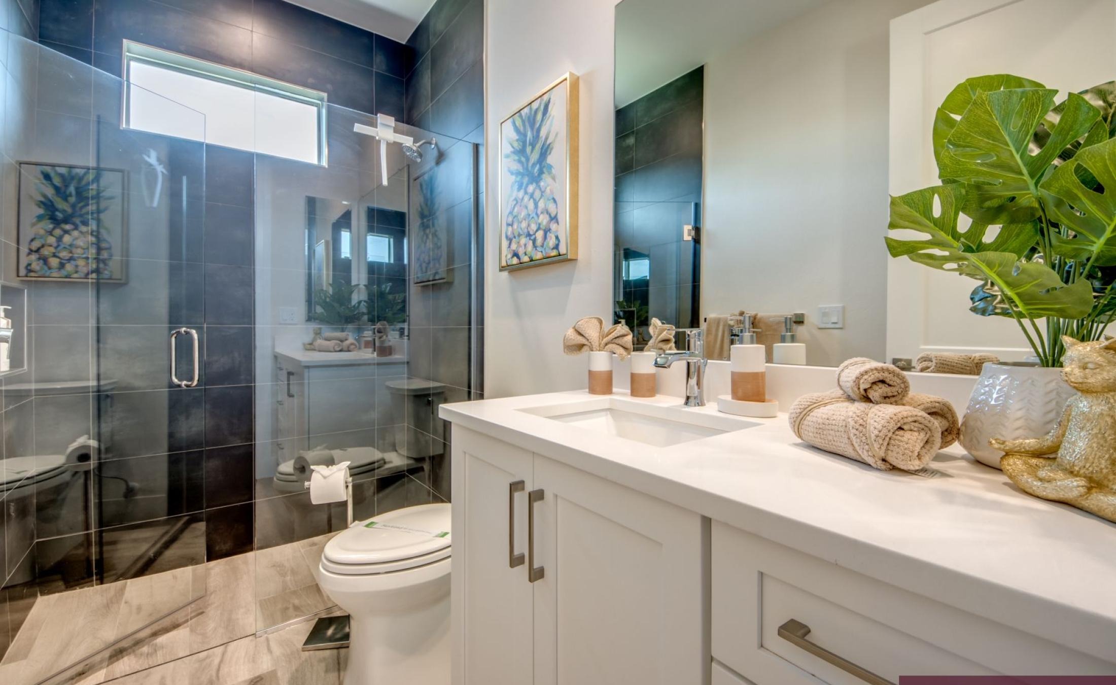 Wohn- und Schlafbereich der Villa mit modernem Interieur.