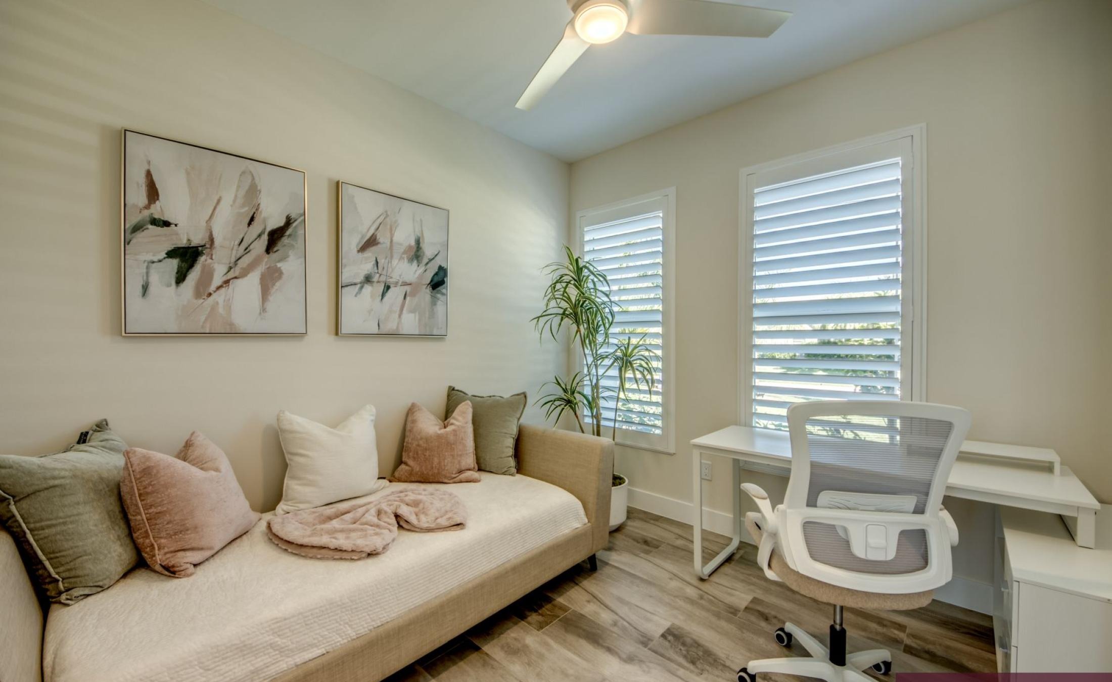 Blick auf Kanal mit privatem Bootsdock und Pooldeck in Südlage.