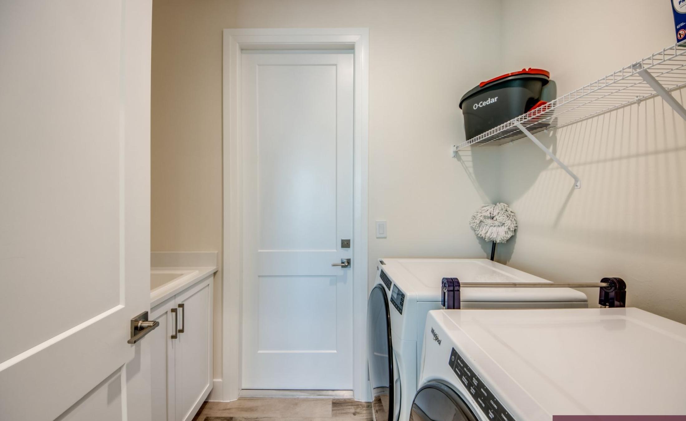 Moderne Waterfront-Villa mit Salzwasserpool, Spa und Blick auf den Kanal.