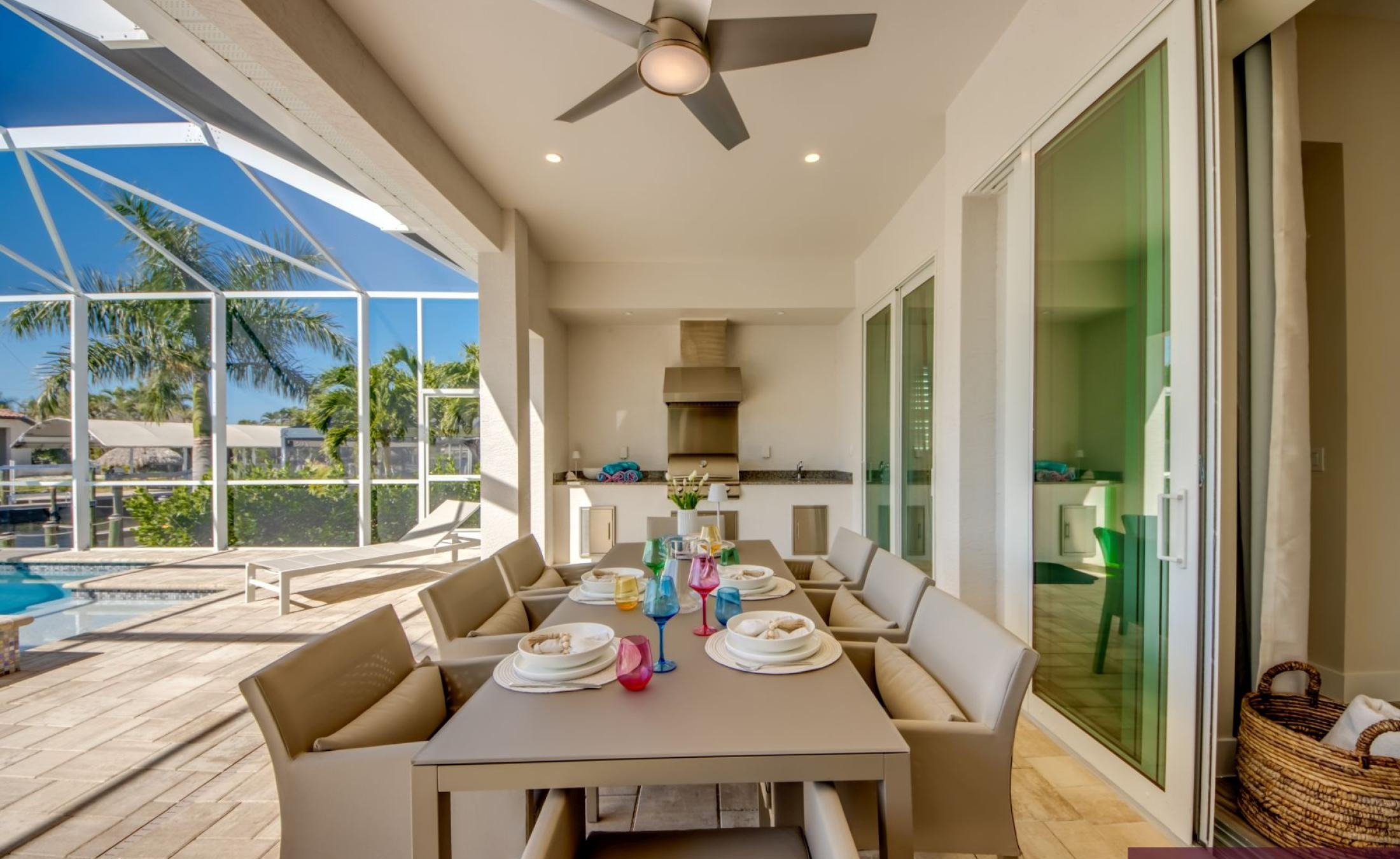 Wohn- und Schlafbereich mit moderner Einrichtung.