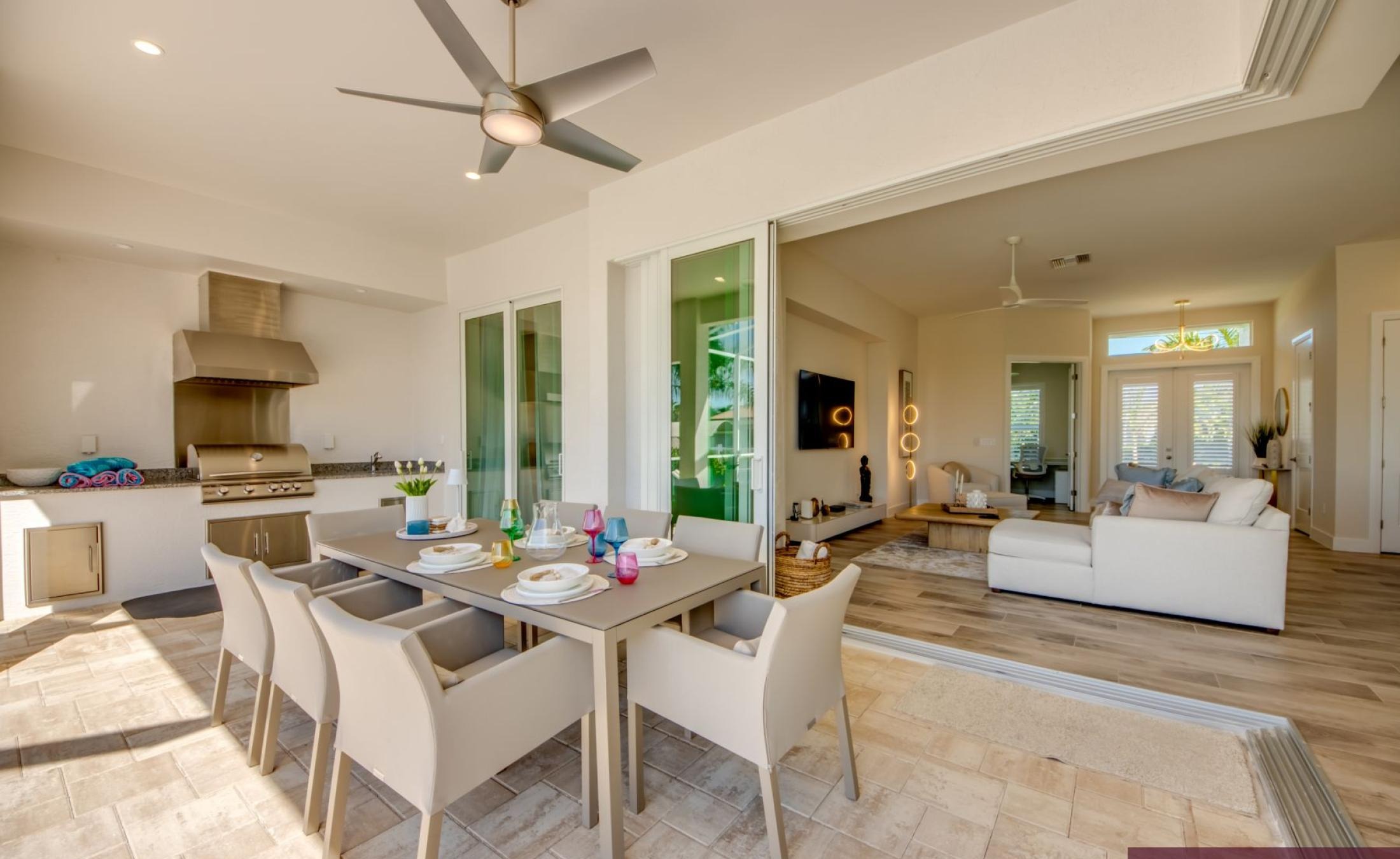 Moderne Waterfront-Villa mit Blick auf den Kanal und Pooldeck in Südlage.