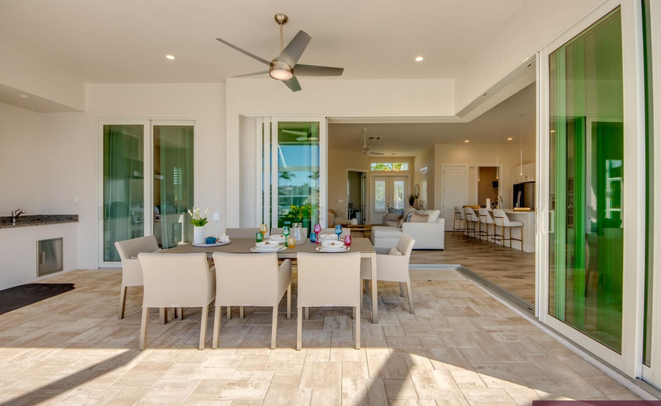 Wohnbereich mit Sitzgruppe und Blick ins Freie.