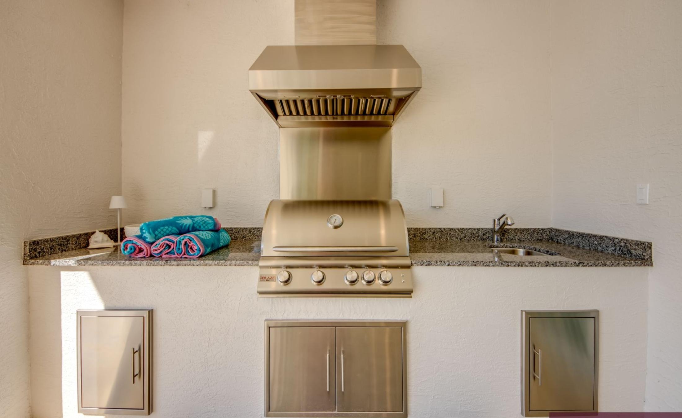 Blick auf den Kanal vom Pooldeck mit Salzwasserpool und Spa in Südlage.