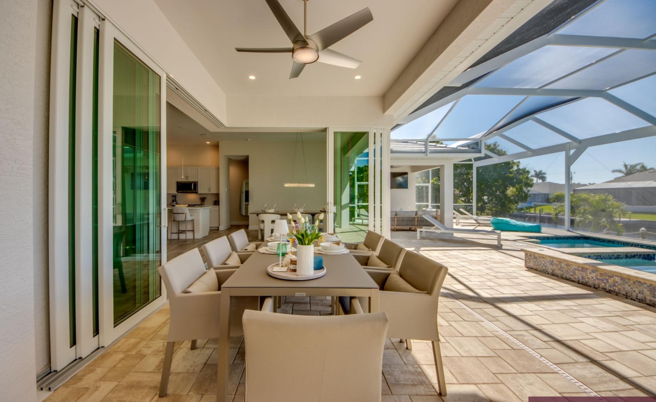 Wohnbereich mit Sitzgruppe und Blick nach draußen.