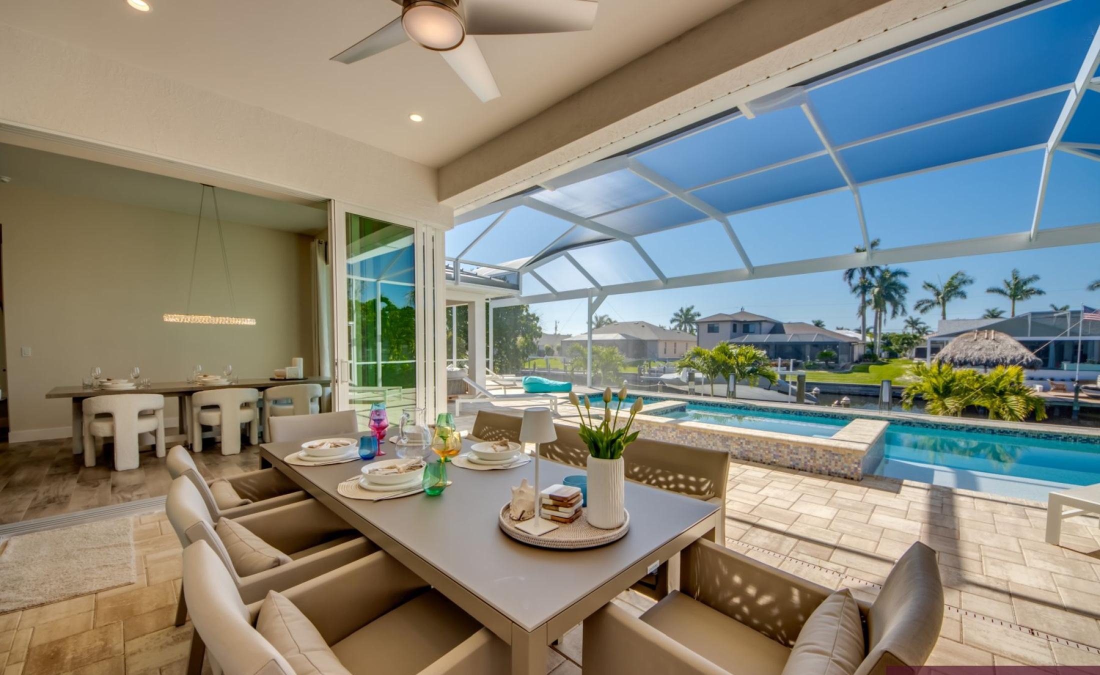 Wohn- oder Schlafbereich mit moderner Einrichtung und komfortablem Mobiliar.