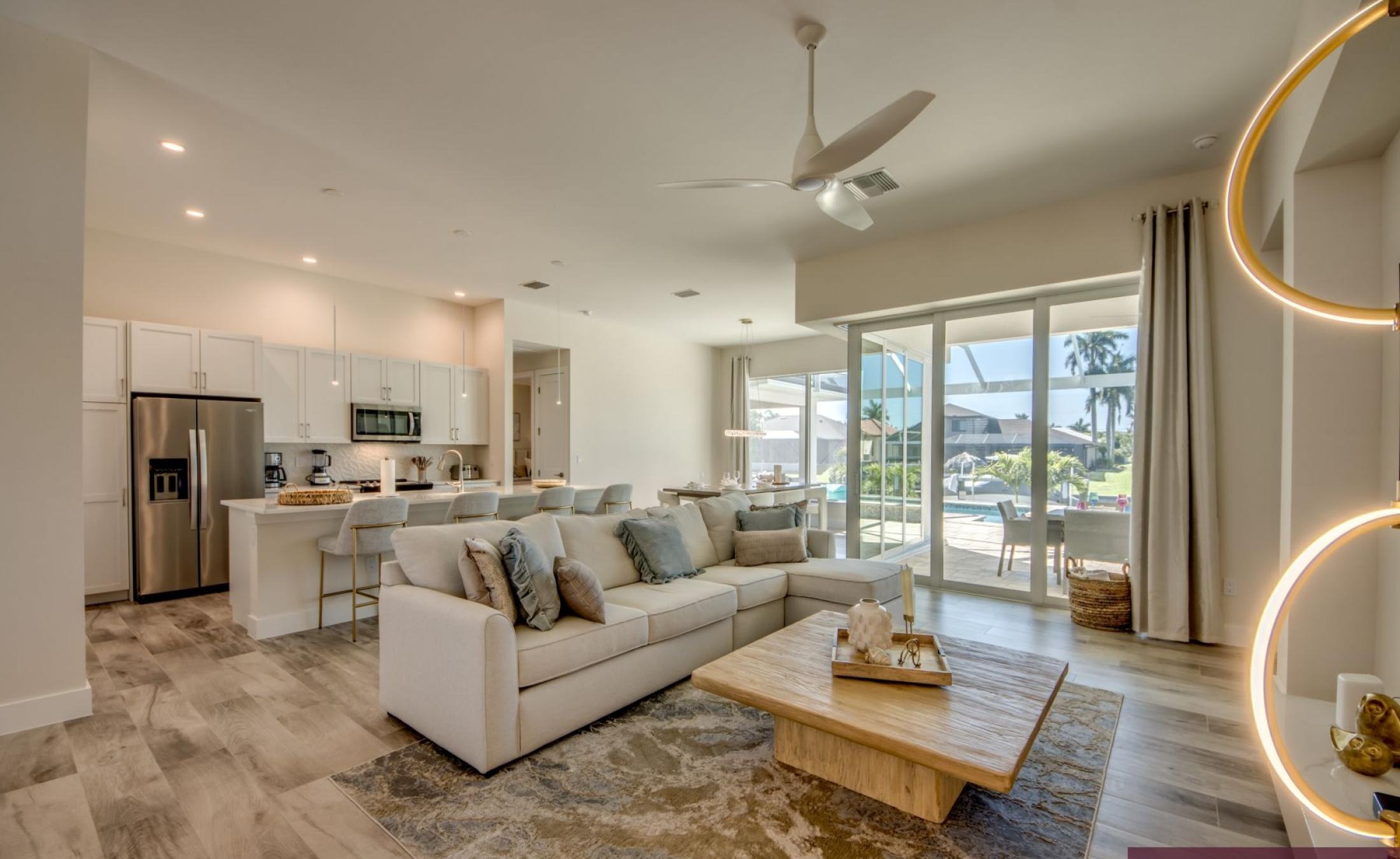 Wohn- und Schlafbereich der Ferienvilla mit modernem Interieur.