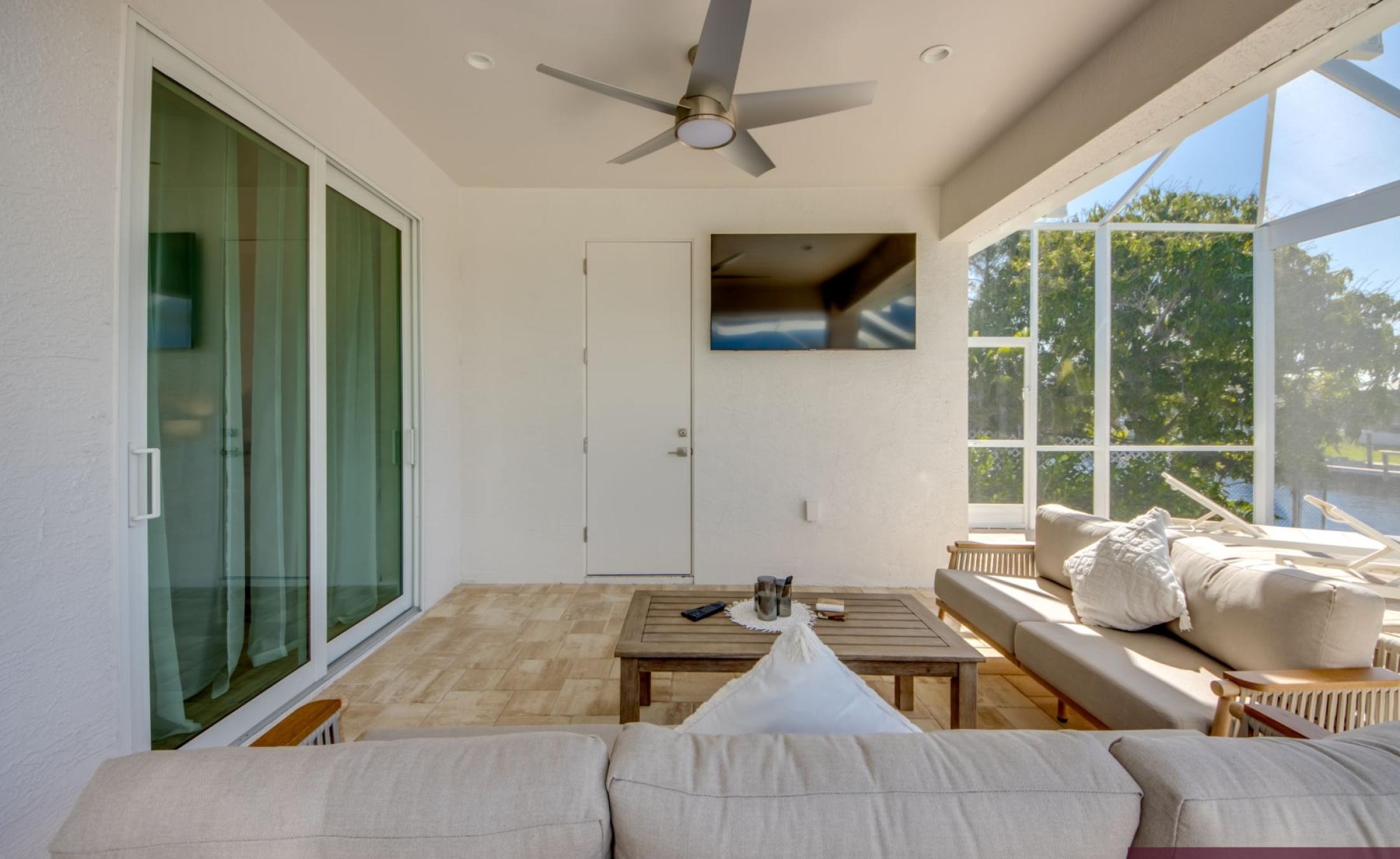 Wohn- und Schlafbereich mit modernem Interieur.