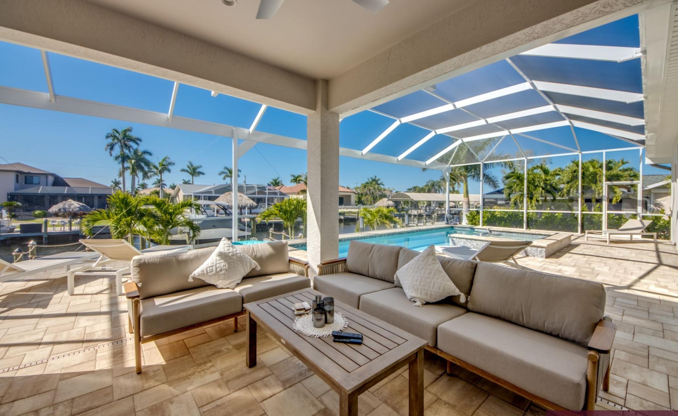 Modernes Wohnzimmer mit Sofa und Blick auf den Kanal