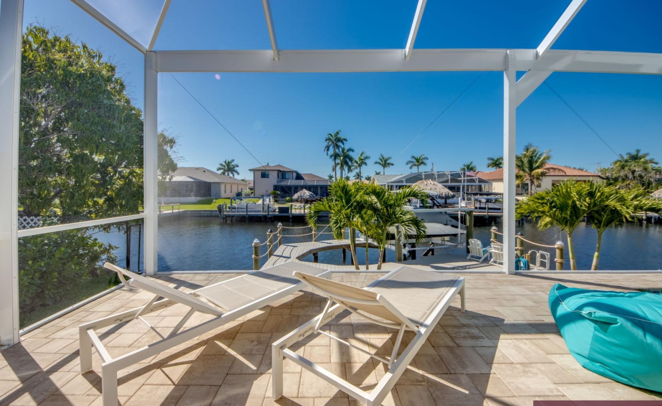 Modernes Wohnzimmer mit Sofa und Blick ins Freie.