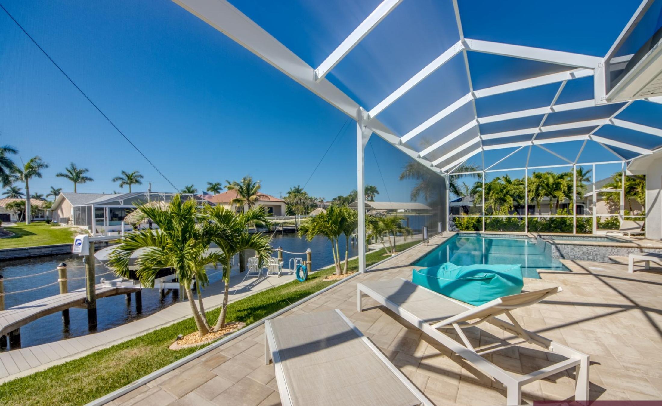 Modernes Ferienhaus am Kanal mit Salzwasserpool und Spa.