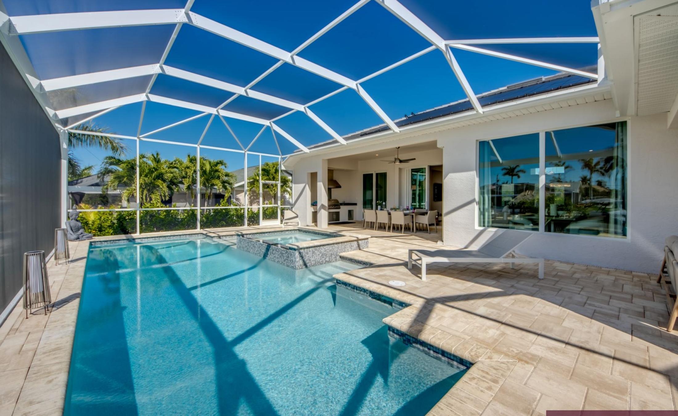 Wohnbereich mit Sitzgruppe und Blick auf den Kanal.