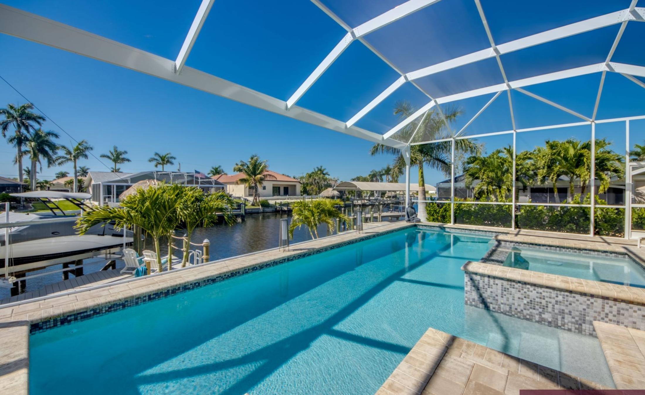 Modernes Waterfront-Ferienhaus mit Salzwasserpool, Spa und Kanalblick in Südlage.