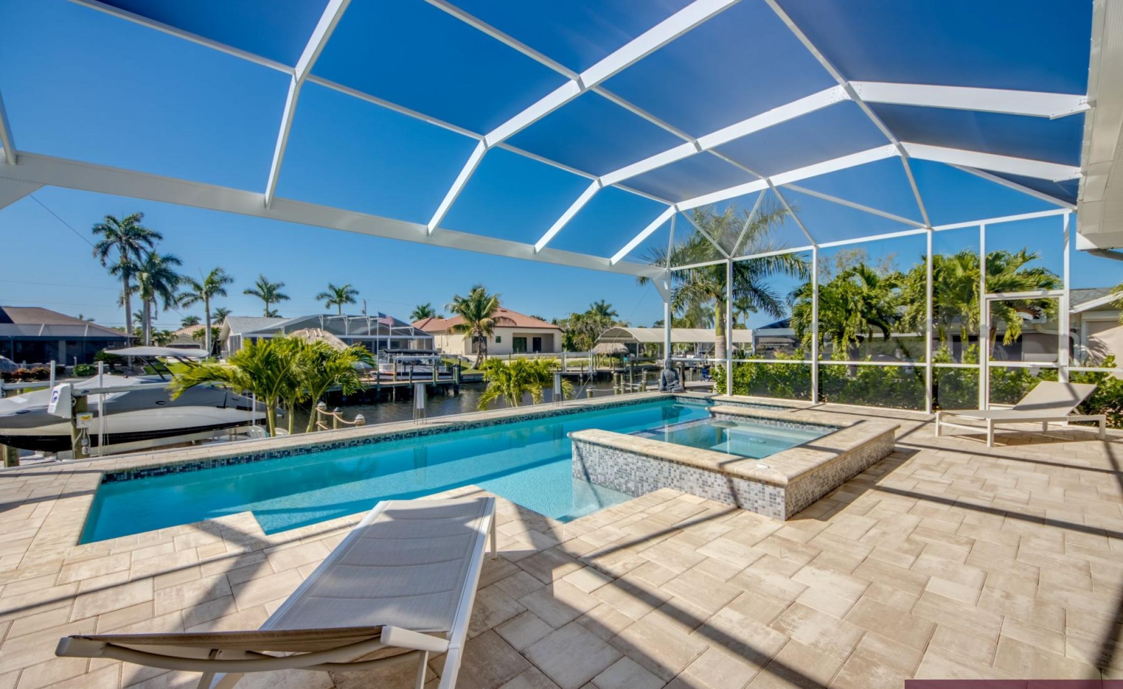 Wohn- und Schlafbereich mit King-Size-Bett und moderner Einrichtung.