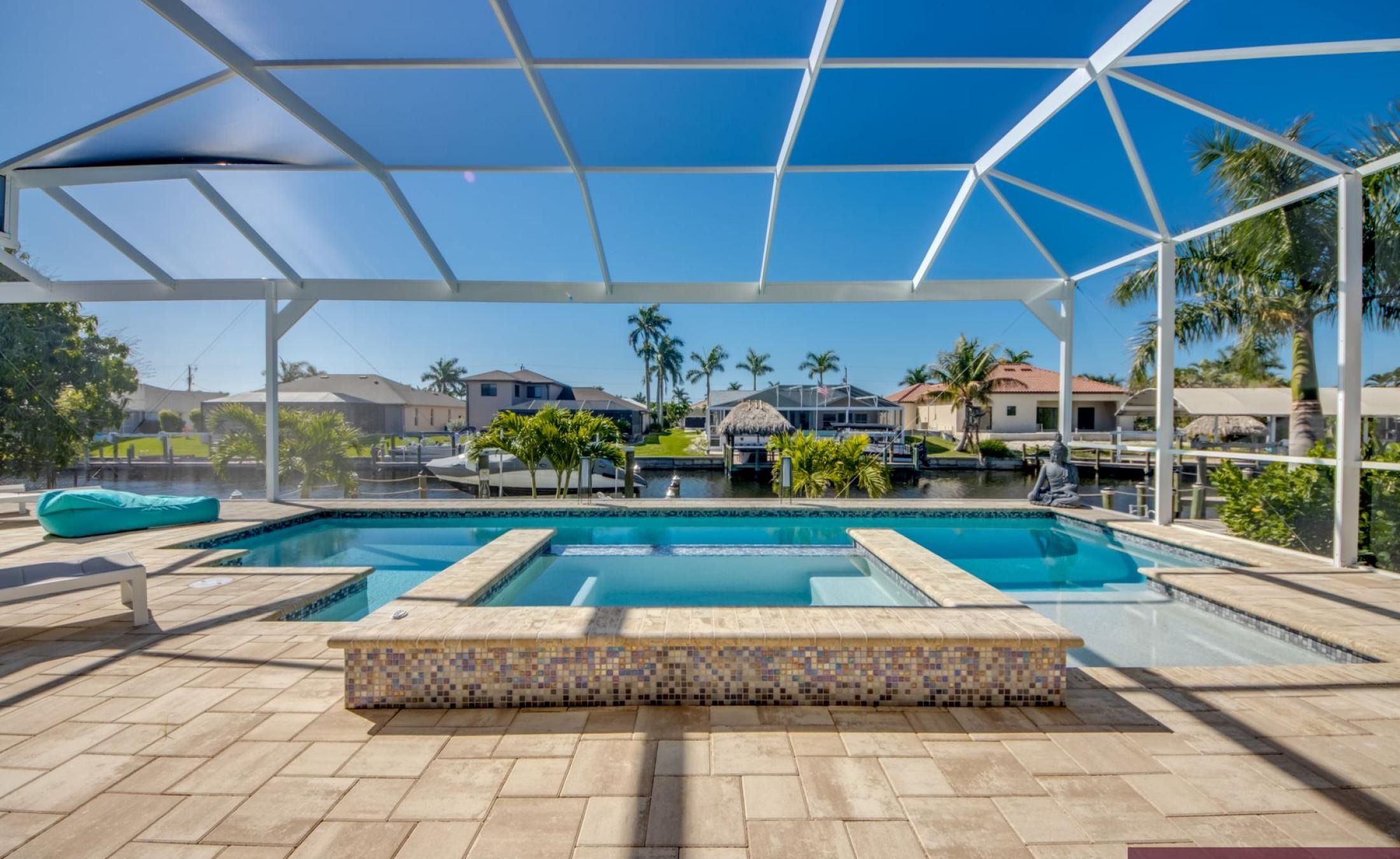 Modernes Ferienhaus am Kanal mit Salzwasserpool und Spa.