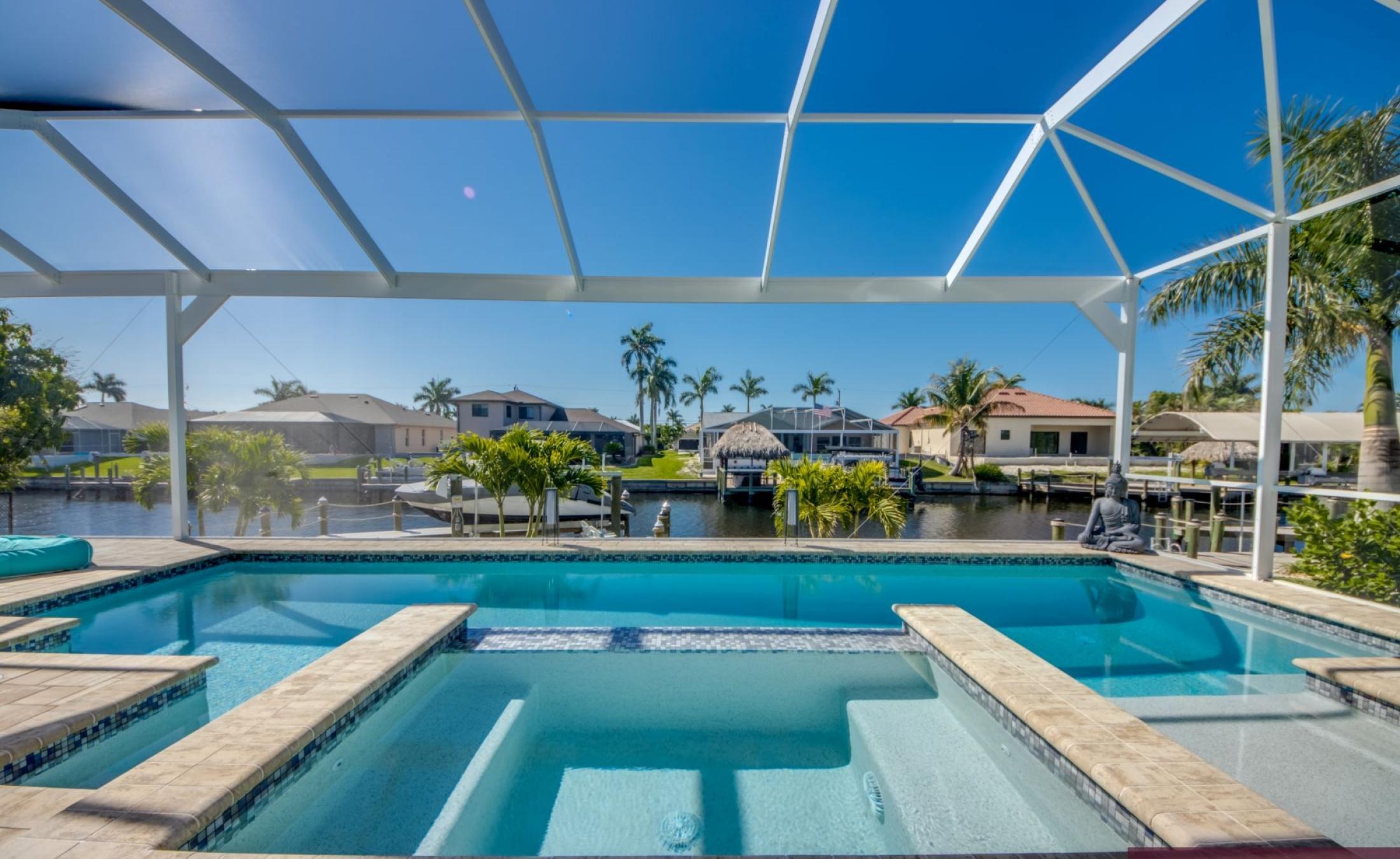 Sonniges Pooldeck mit Salzwasserpool und Spa am Kanal in Südlage.