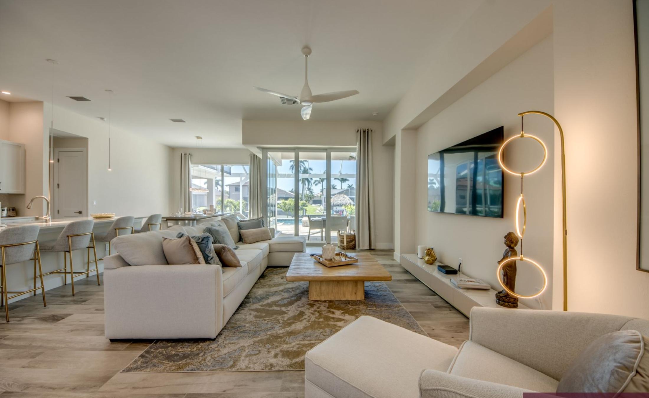 Modernes Ferienhaus am Kanal mit Salzwasserpool und Spa.