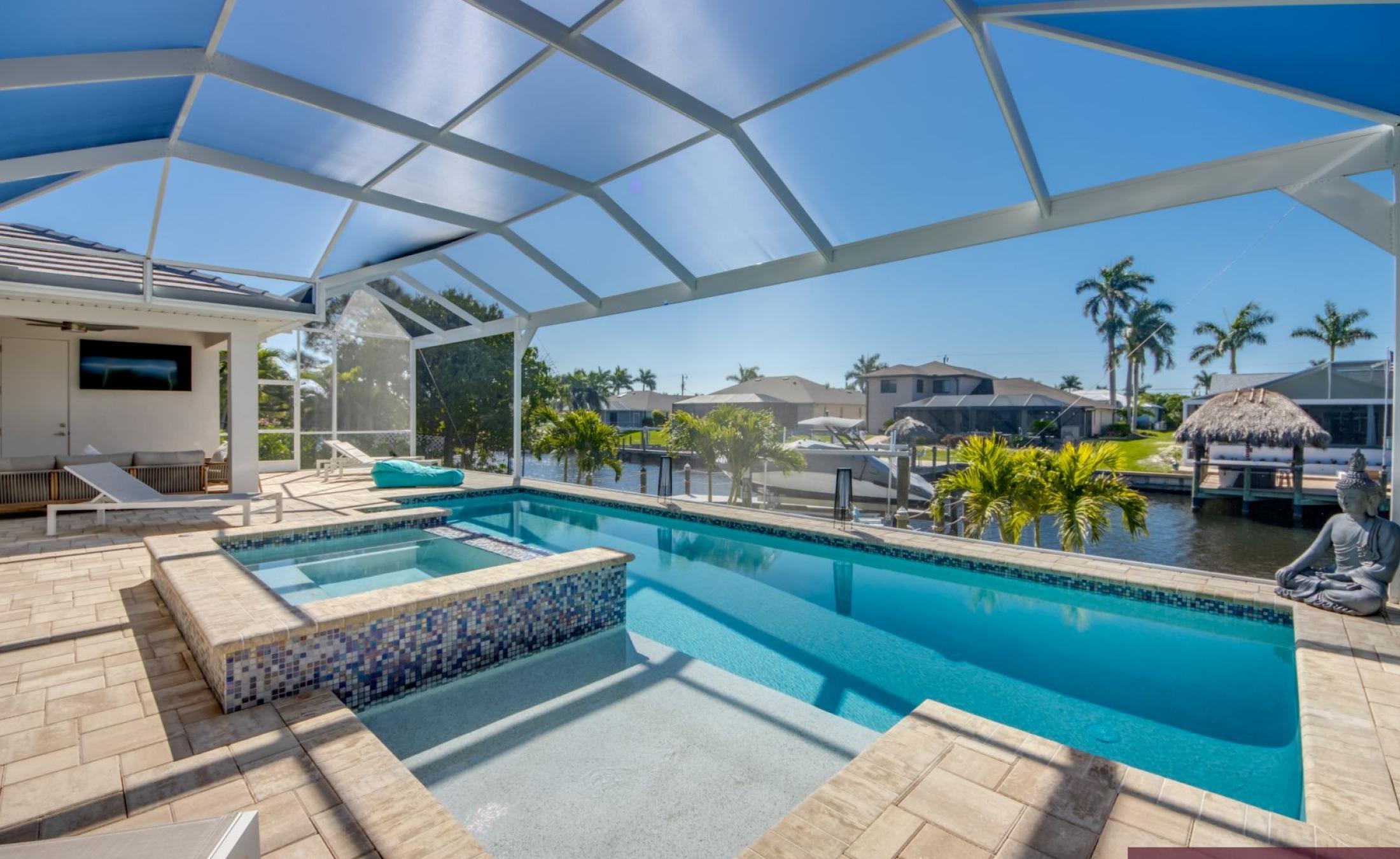 Moderner Salzwasserpool mit Spa am Kanal, sonniges Pooldeck in Südlage.
