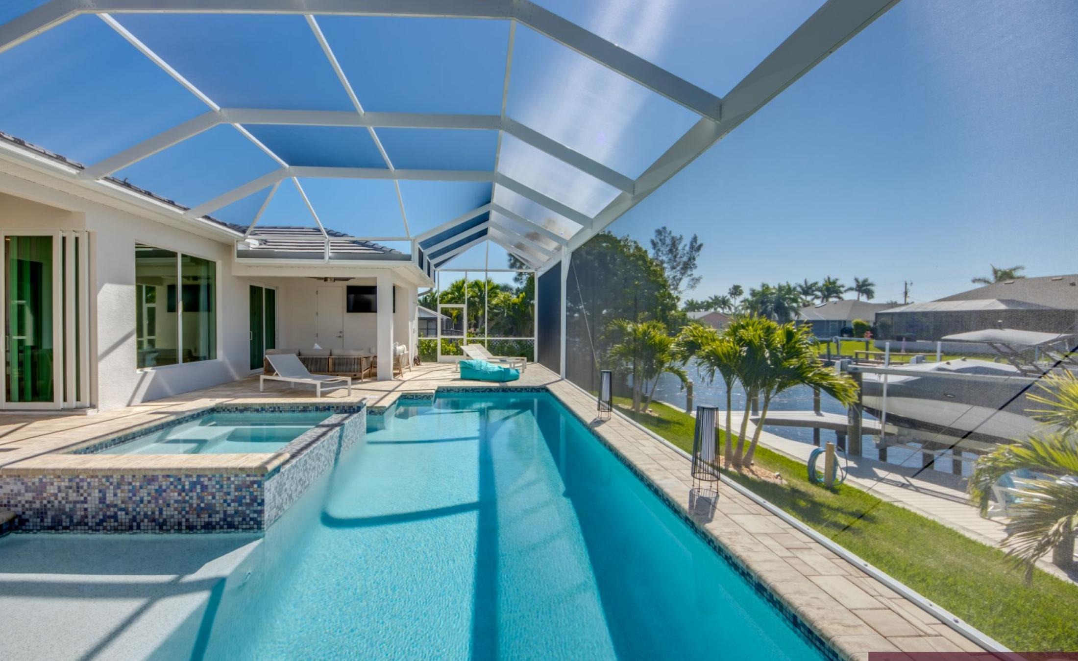 Wohn- und Schlafbereich mit moderner Einrichtung.