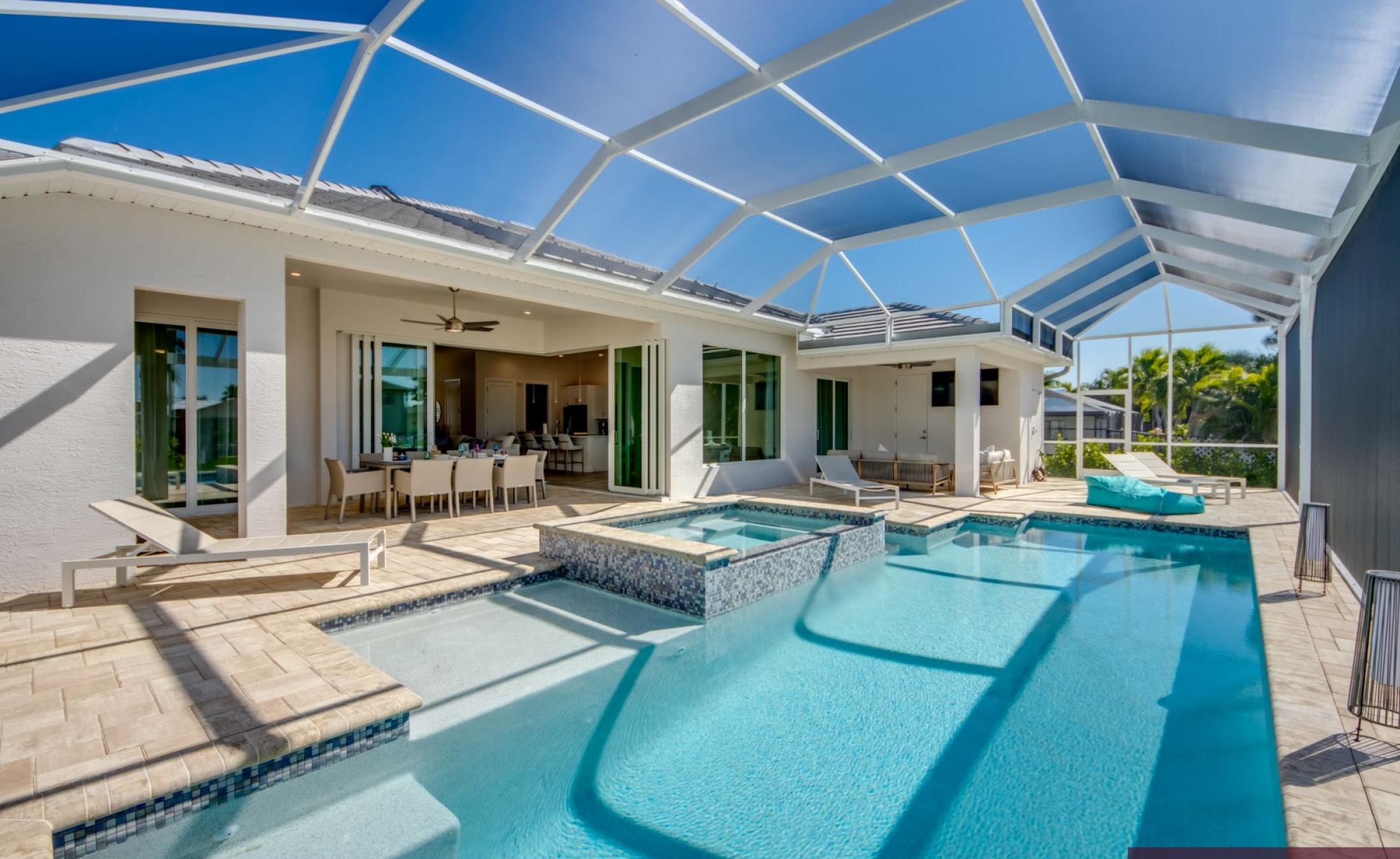 Modernes Ferienhaus am Kanal mit Salzwasserpool und Spa.