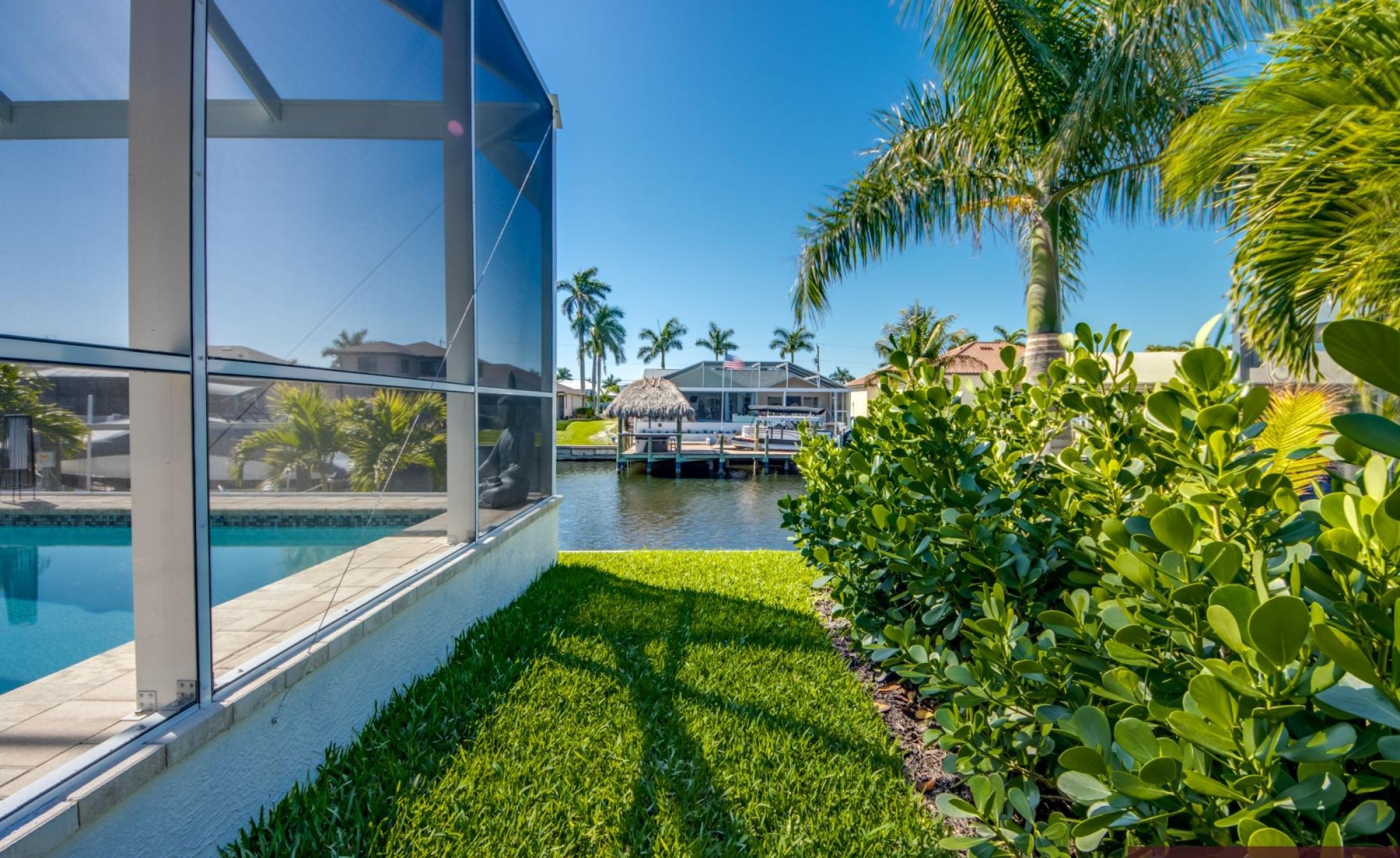 Wohn- und Schlafbereich mit moderner Einrichtung.