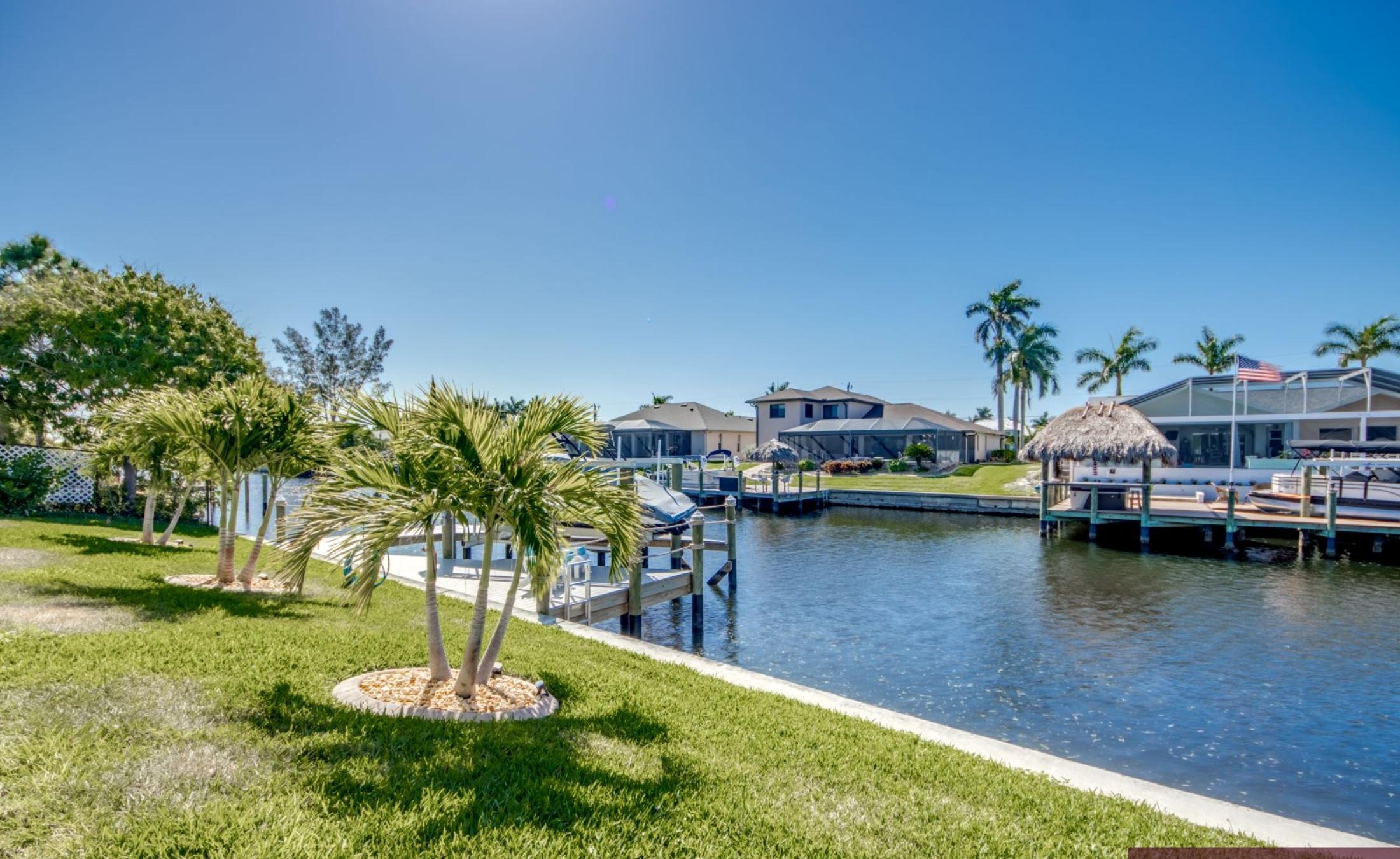 Sonniges Pooldeck mit Salzwasserpool und Spa am Kanal.