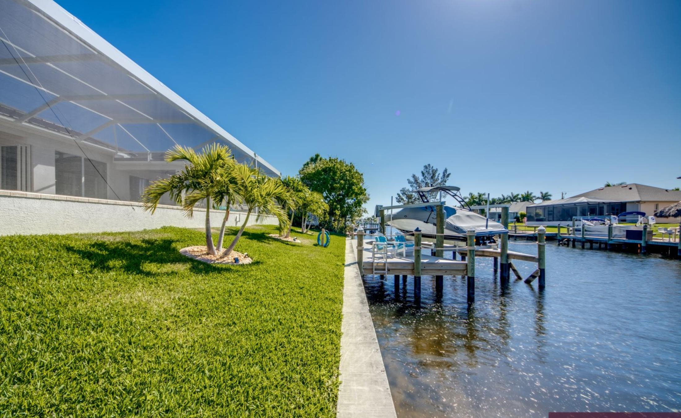 Salzwasserpool mit Spa und Sonnendeck am Kanal in Südlage.