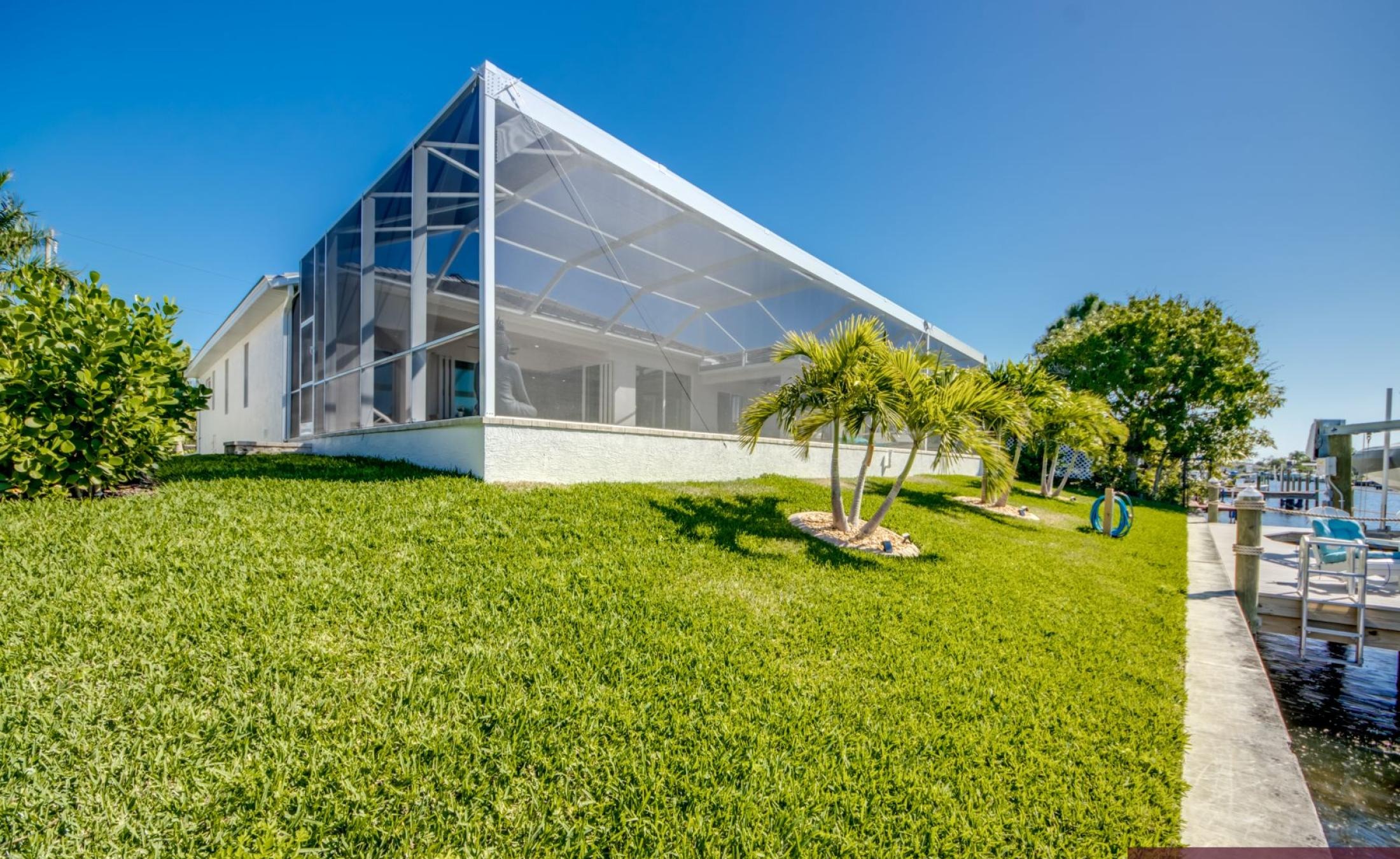 Wohnbereich mit Sitzgruppe und Blick auf den Kanal.