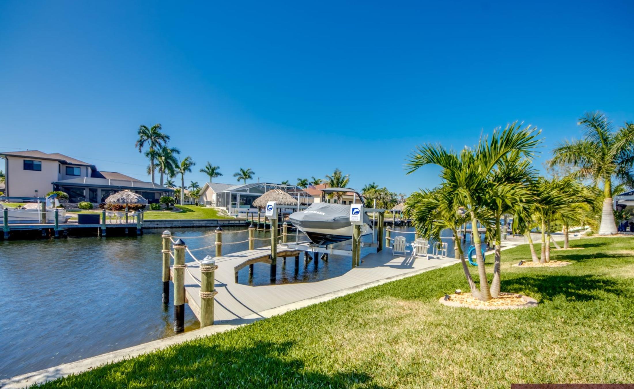 Sonniges Pooldeck mit Salzwasserpool, Spa und Blick auf den Kanal.