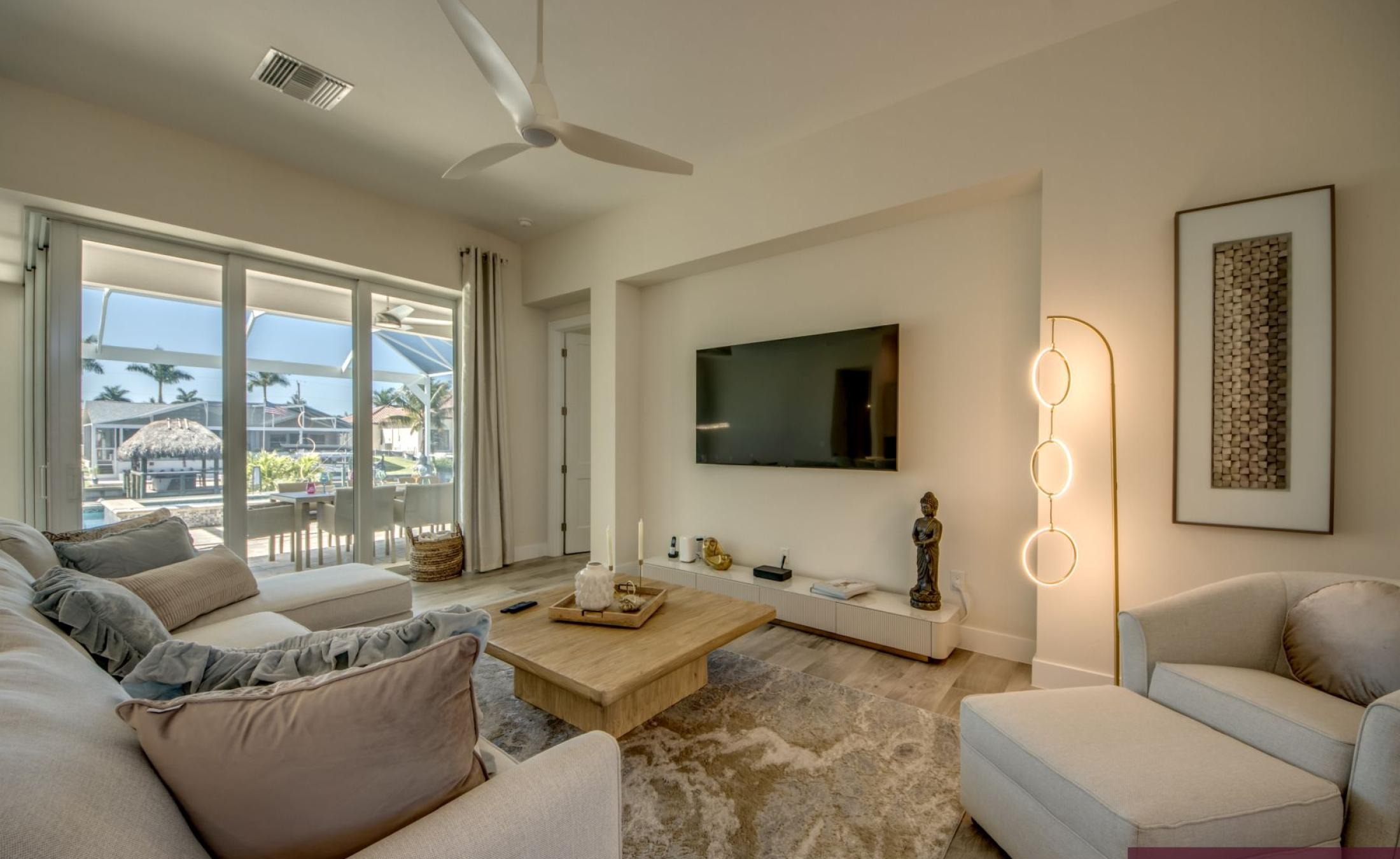 Salzwasserpool mit Spa und Sonnenliegen auf der Terrasse am Kanal.