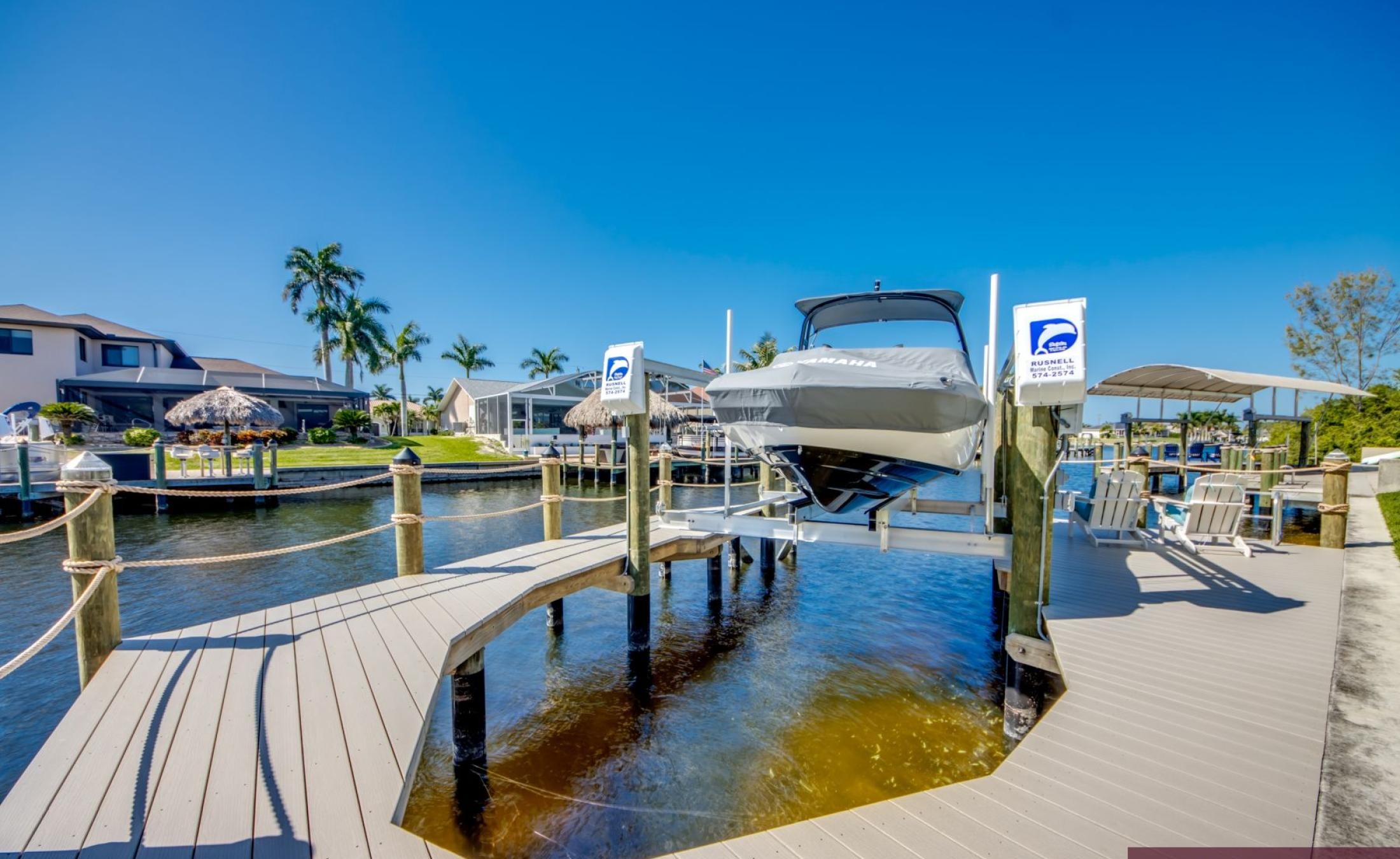 Moderner Salzwasserpool mit Spa am Kanal in Südlage.