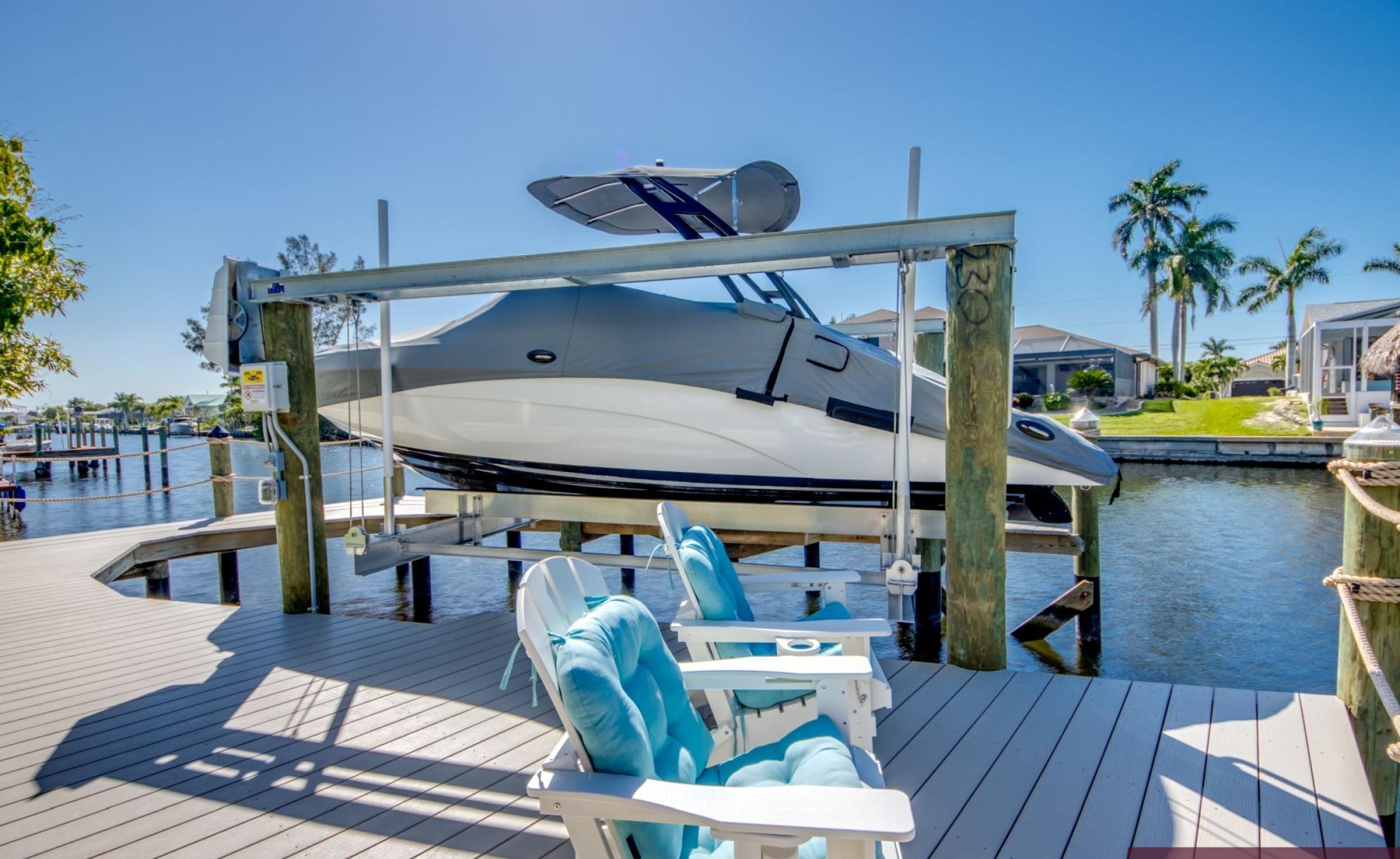 Wohnbereich mit Sitzgruppe und Blick auf den Kanal.
