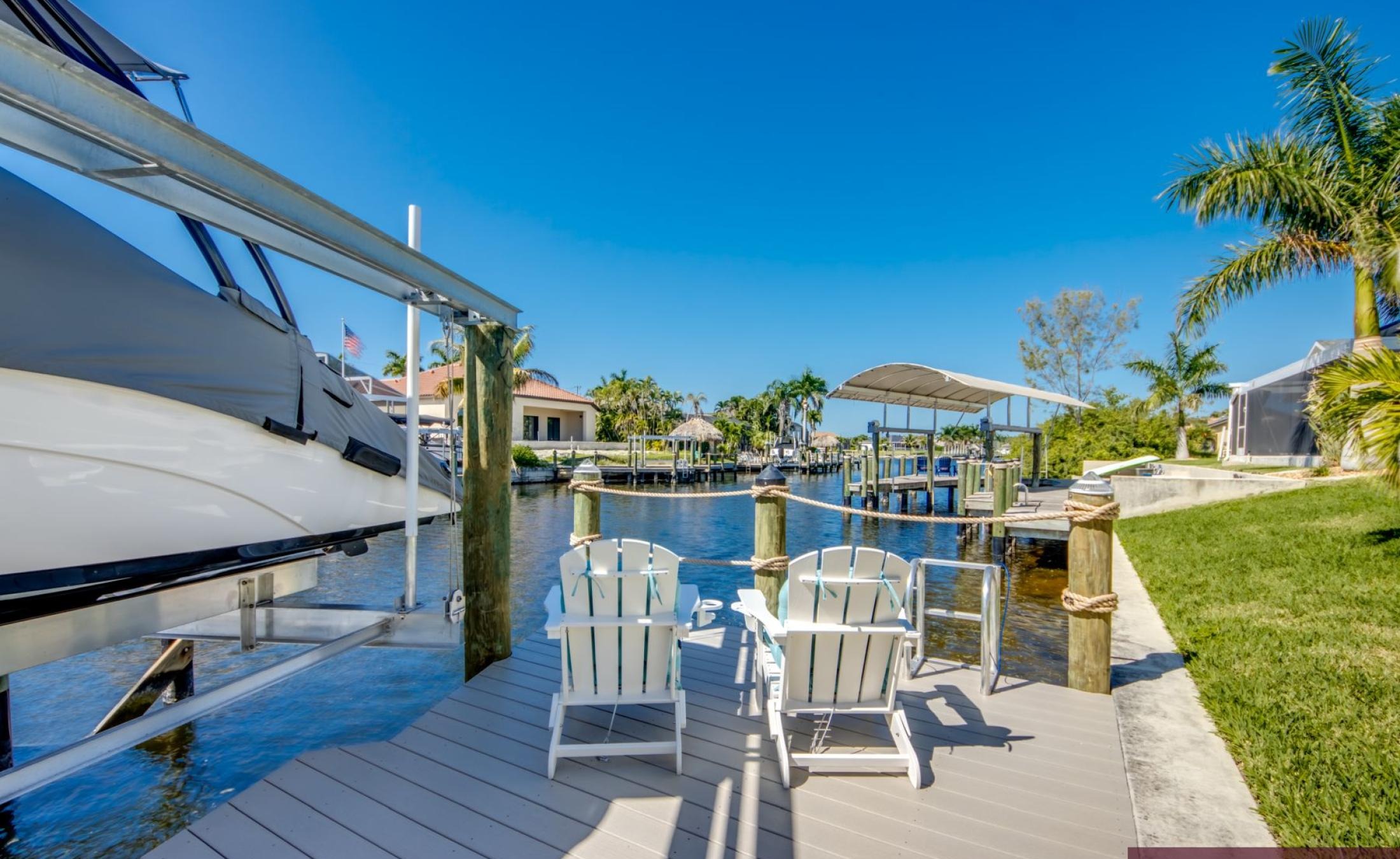 Wohnbereich mit Sitzgruppe und Blick auf den Kanal.