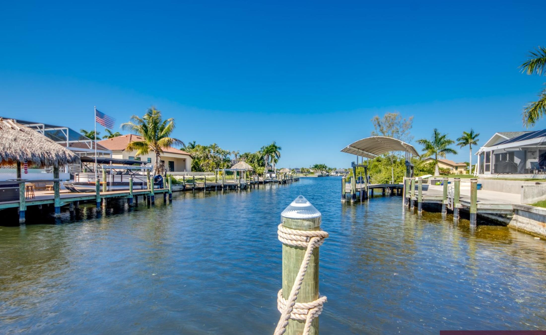 Wohnbereich mit Sofa und Blick auf den Kanal.