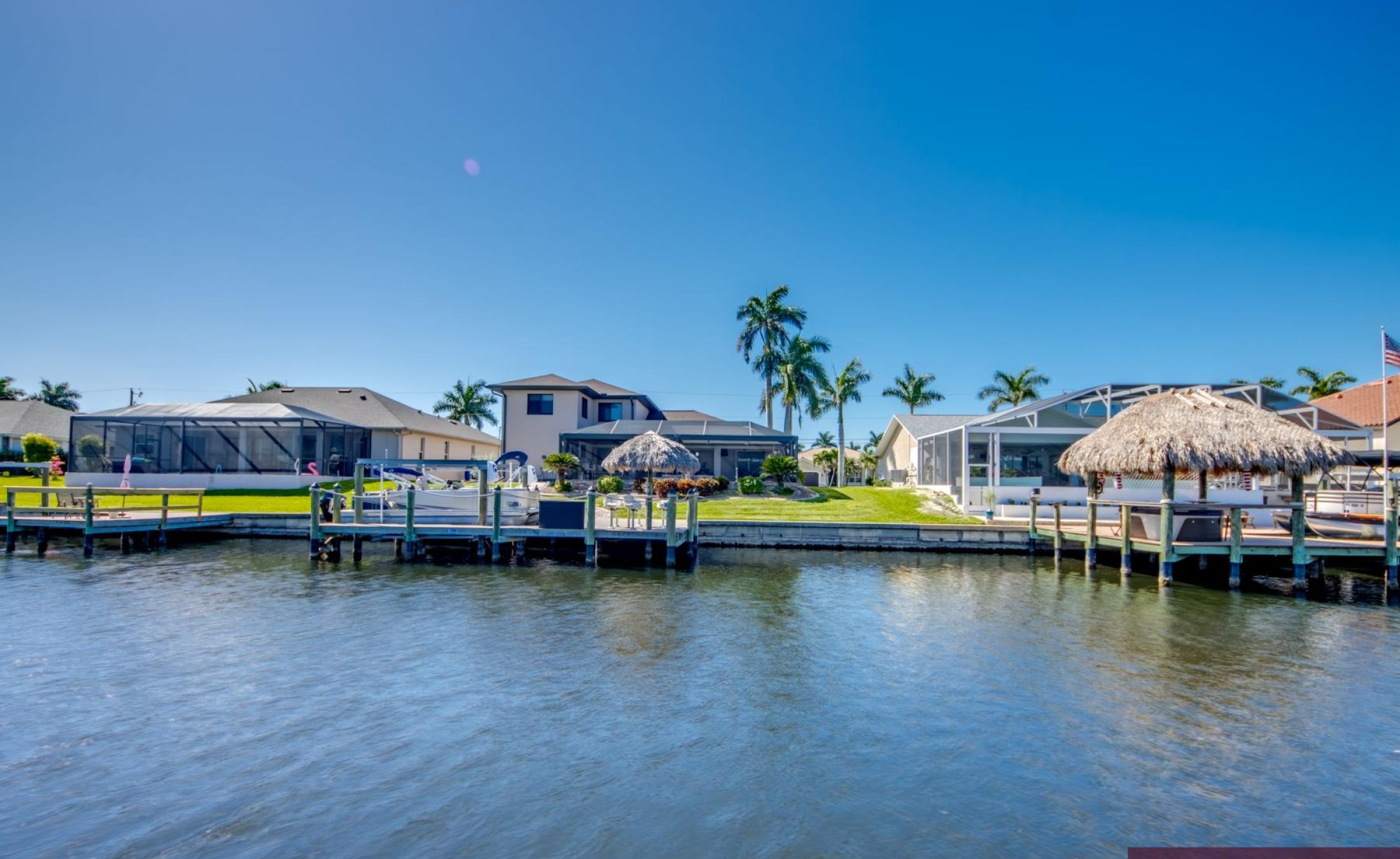 Moderner Wohnbereich mit Sitzgruppe und Blick auf den Kanal.