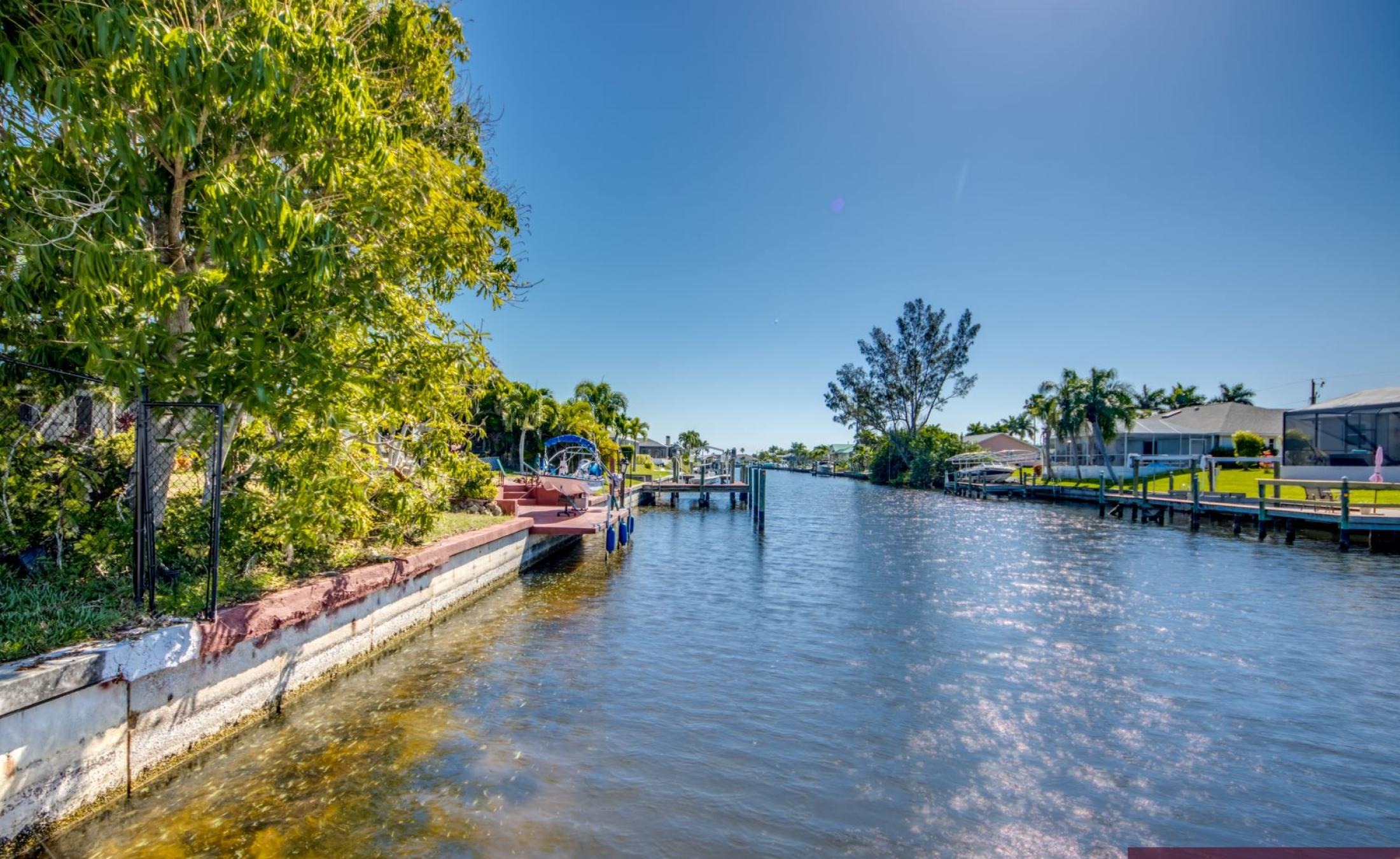 Moderner Salzwasserpool mit Spa am Kanal in Südlage.
