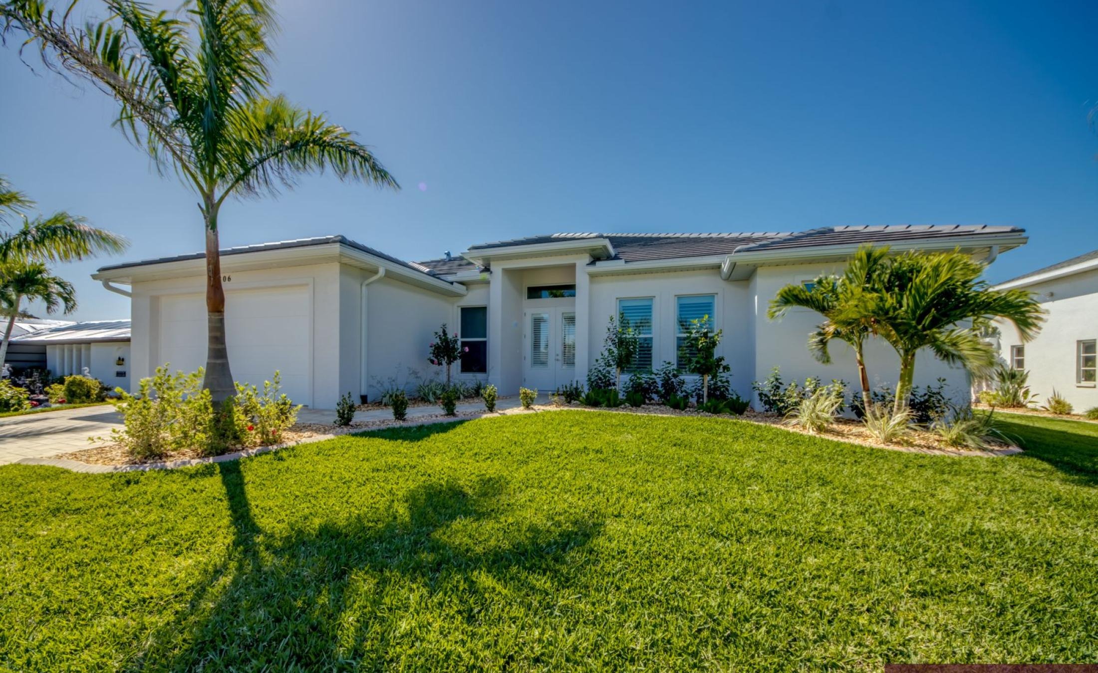 Moderne Villa am Kanal mit Salzwasserpool, Spa und privatem Bootsdock.