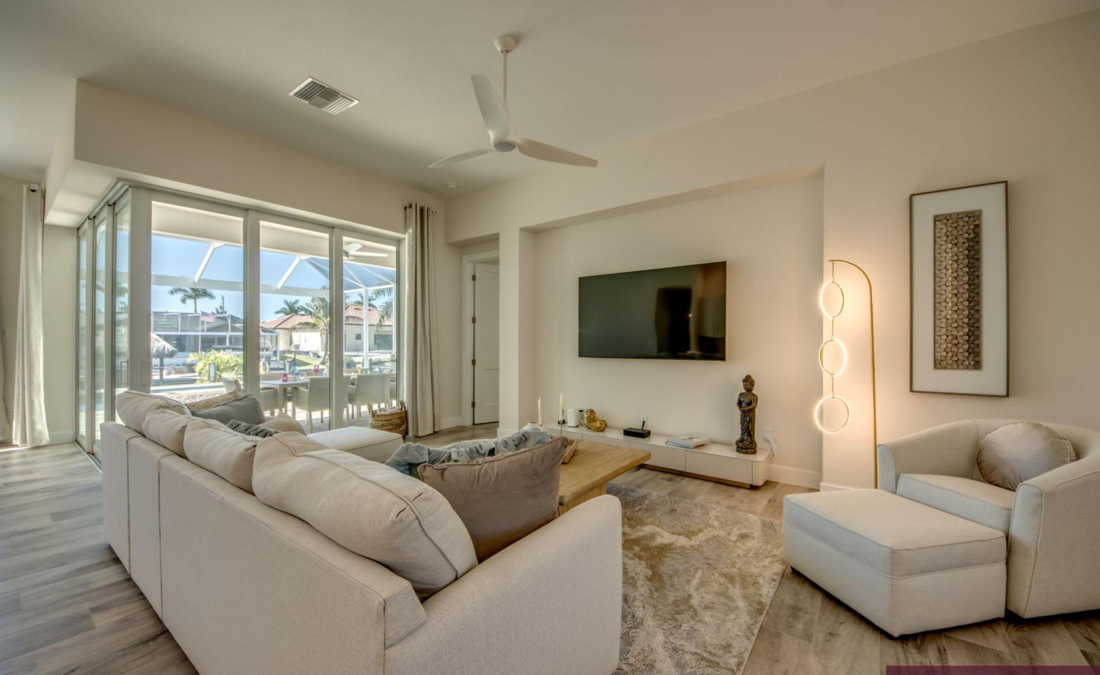 Moderne Villa am Kanal mit Salzwasserpool und Spa.