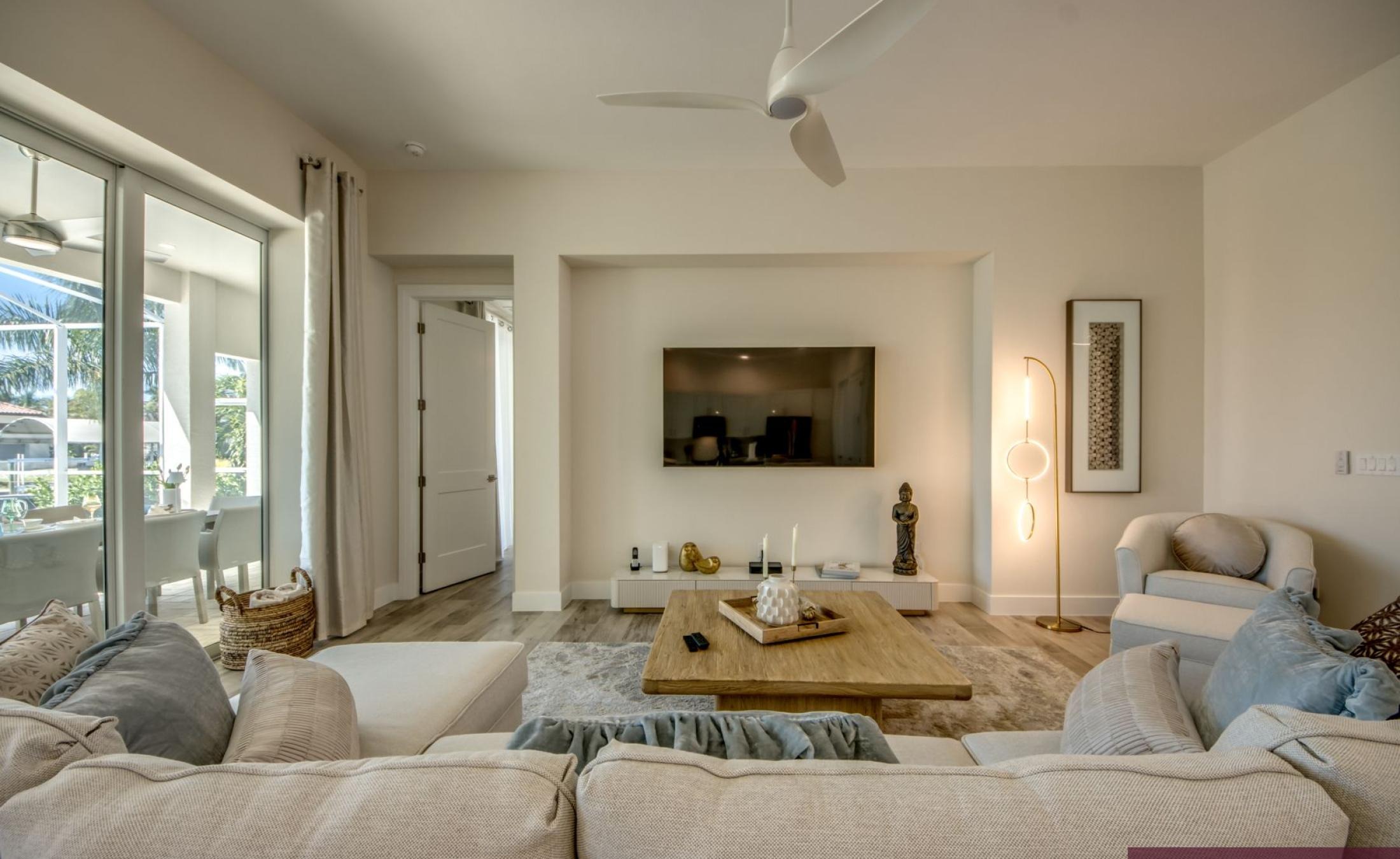 Moderner Salzwasserpool mit Spa am Kanal, sonniges Pooldeck in Südlage.