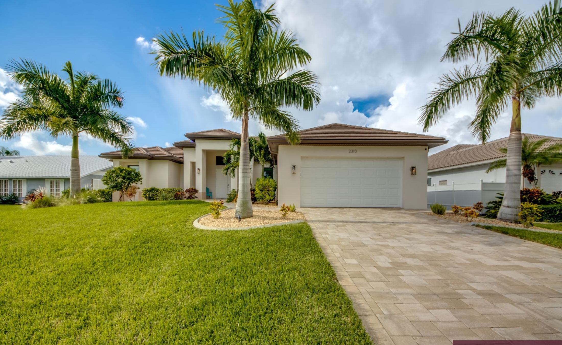 Moderne Villa am Kanal mit privatem Bootsdock, Bootslift sowie beheiztem Pool und Spa.