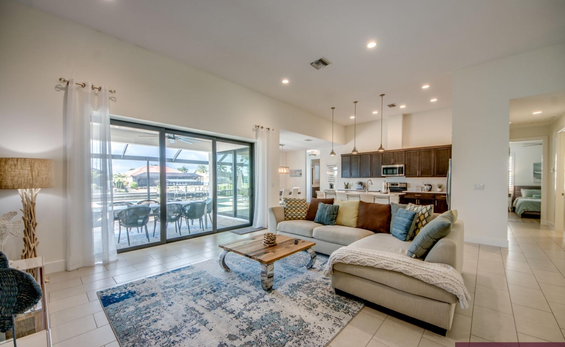 Beheizter Pool mit integriertem Spa auf der sonnigen Terrasse am Wasser.