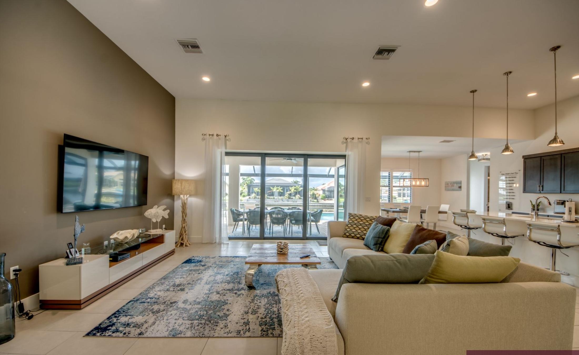 Beheizter Pool mit Spa und Terrasse am Wasser.