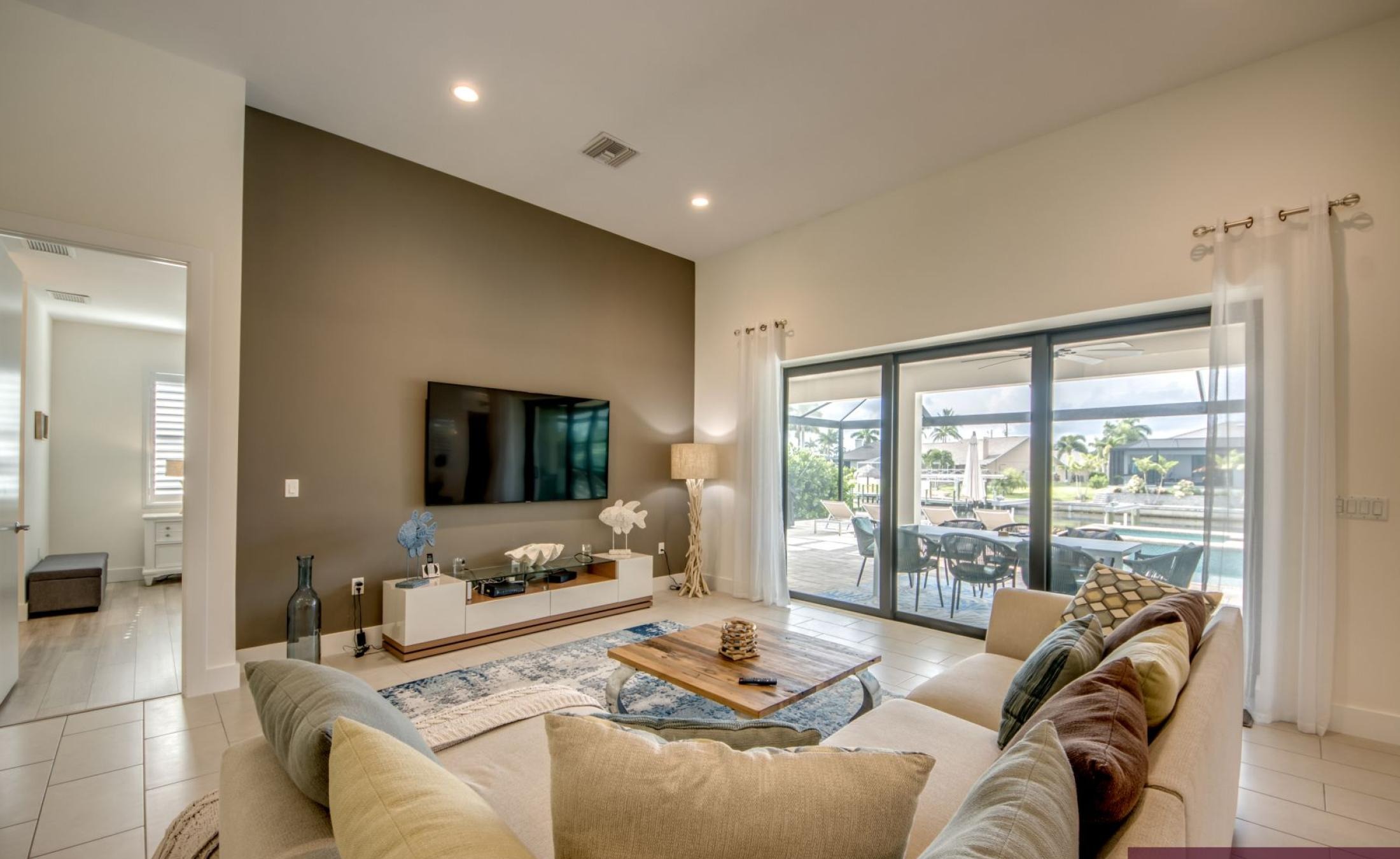 Beheizter Pool mit integriertem Spa auf der Sonnenterrasse am Wasser.