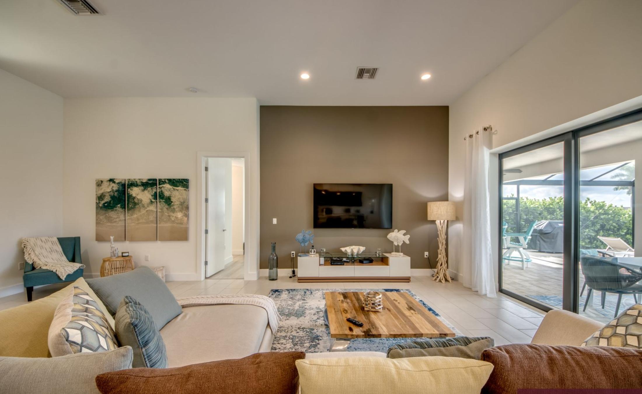 Beheizter Pool mit Spa und Blick auf den Kanal mit Bootsdock und Bootslift.