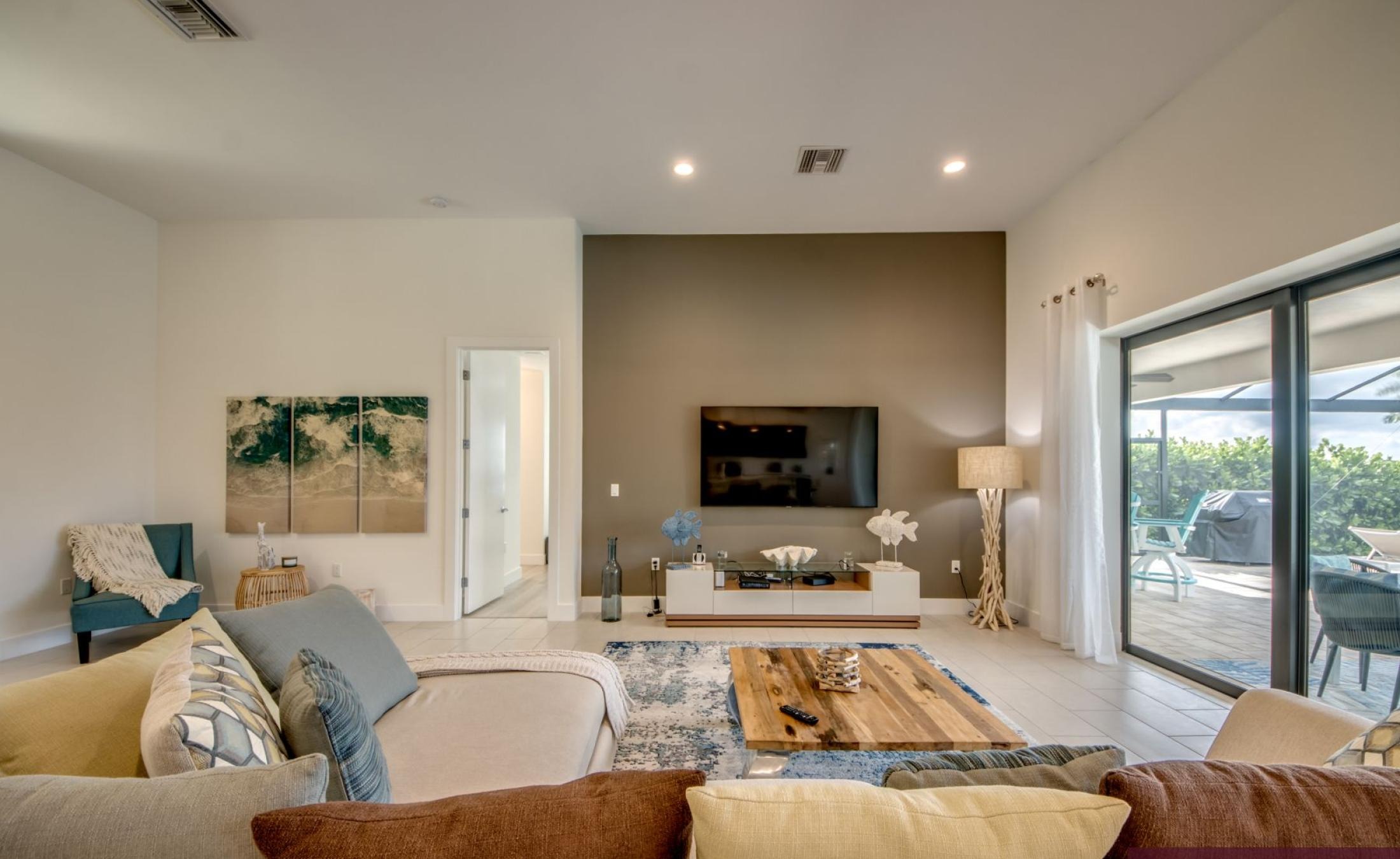 Elektrisch beheizter Pool mit Spa auf der sonnigen Terrasse am Wasser.