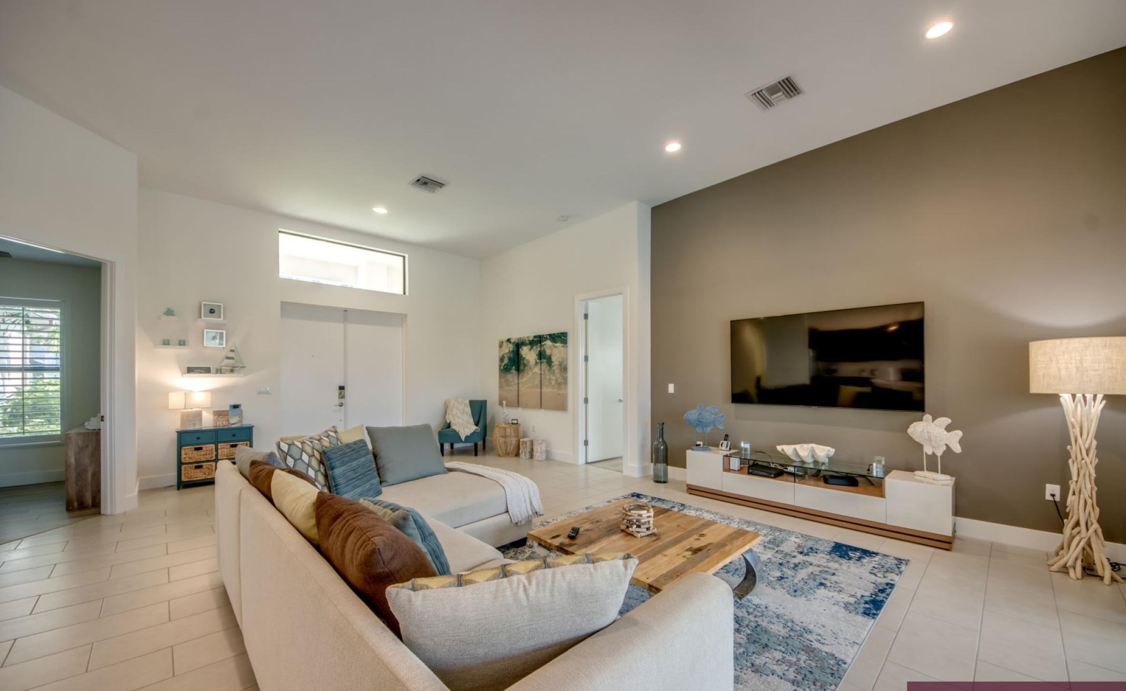 Beheizter Pool mit Spa auf der sonnigen Terrasse am Wasser.