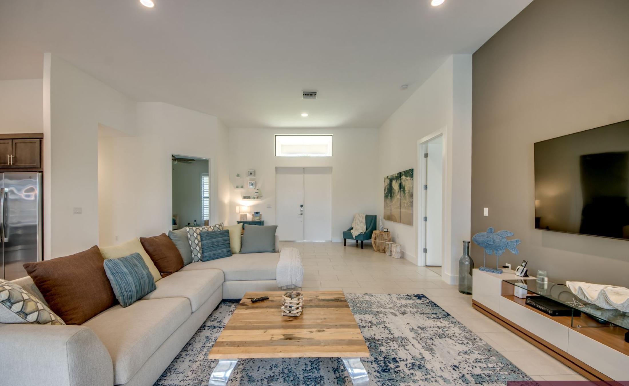 Beheizter Pool mit integriertem Spa und Sonnenterrasse am Wasser.