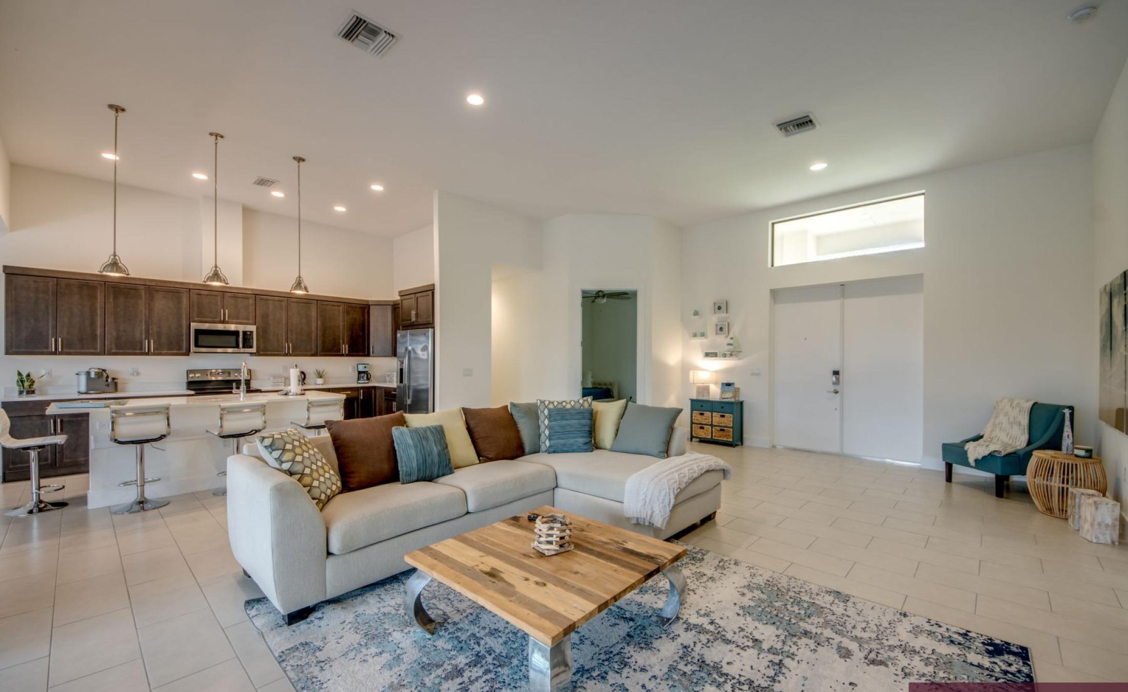 Beheizter Pool mit Spa auf der sonnigen Terrasse am Wasser.