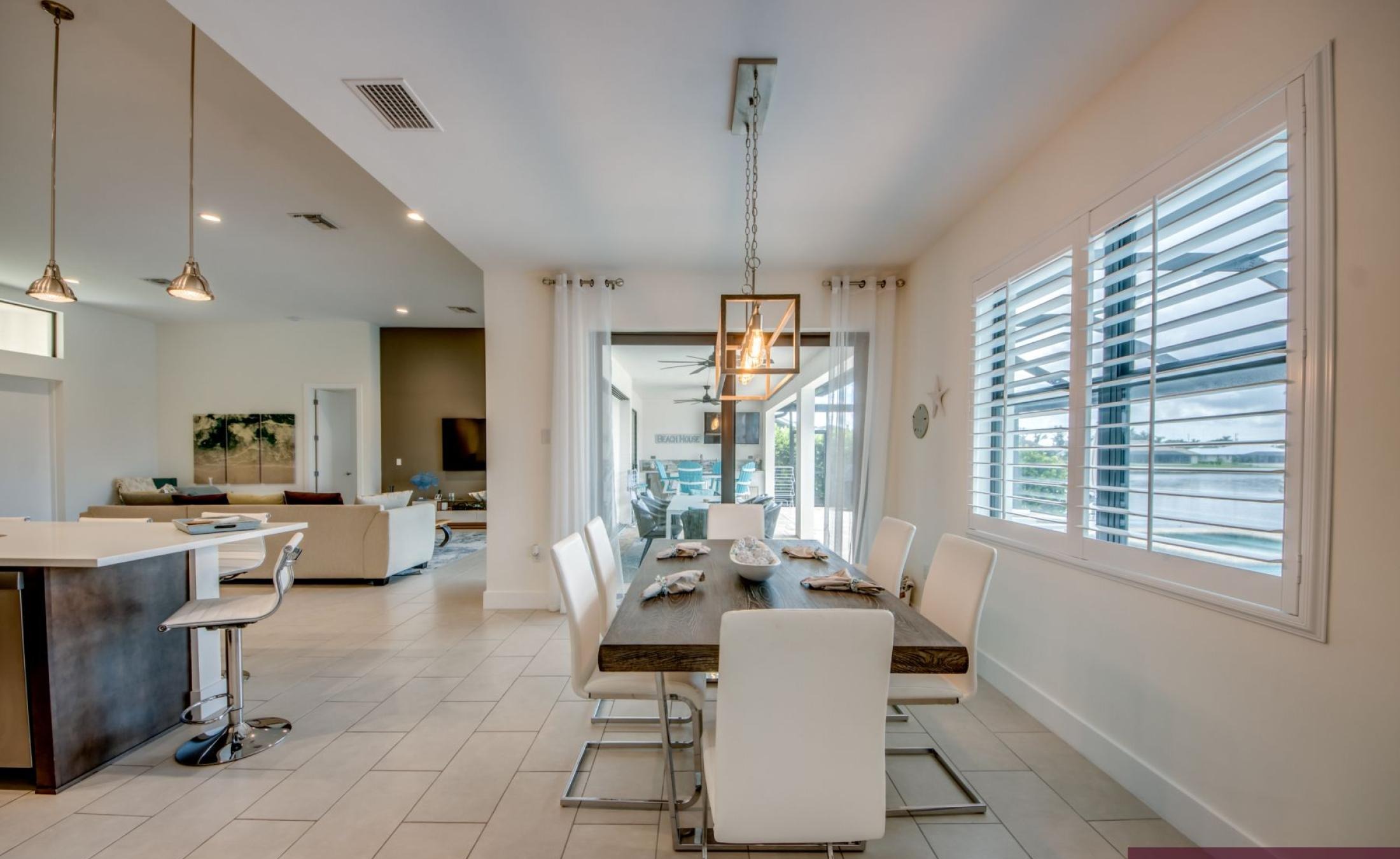 Beheizter Pool mit integriertem Spa und Blick auf den Kanal.